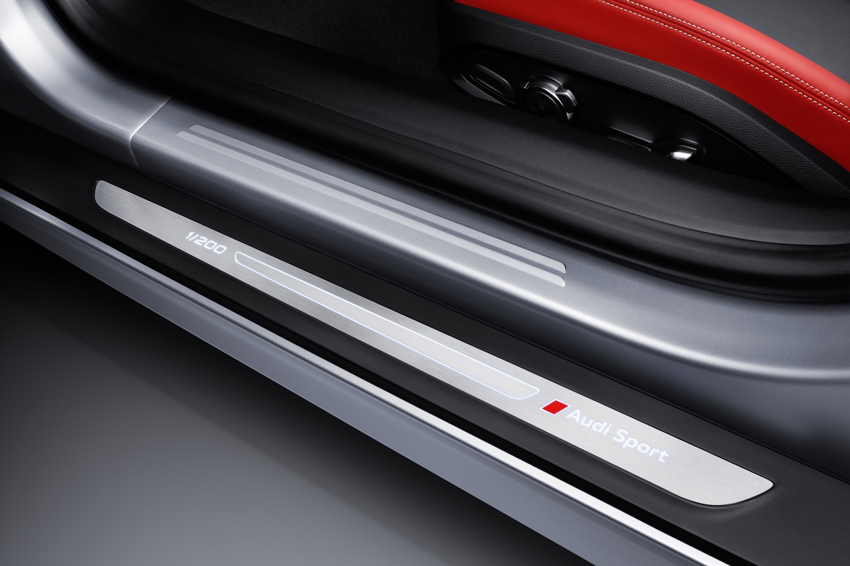 Audi presenteert een gelimiteerde editie voor de R8: de Audi Sport Edition. De auto wordt geleverd in de kleuren van Audi Sport en de oplage bedraagt 200 stuks.