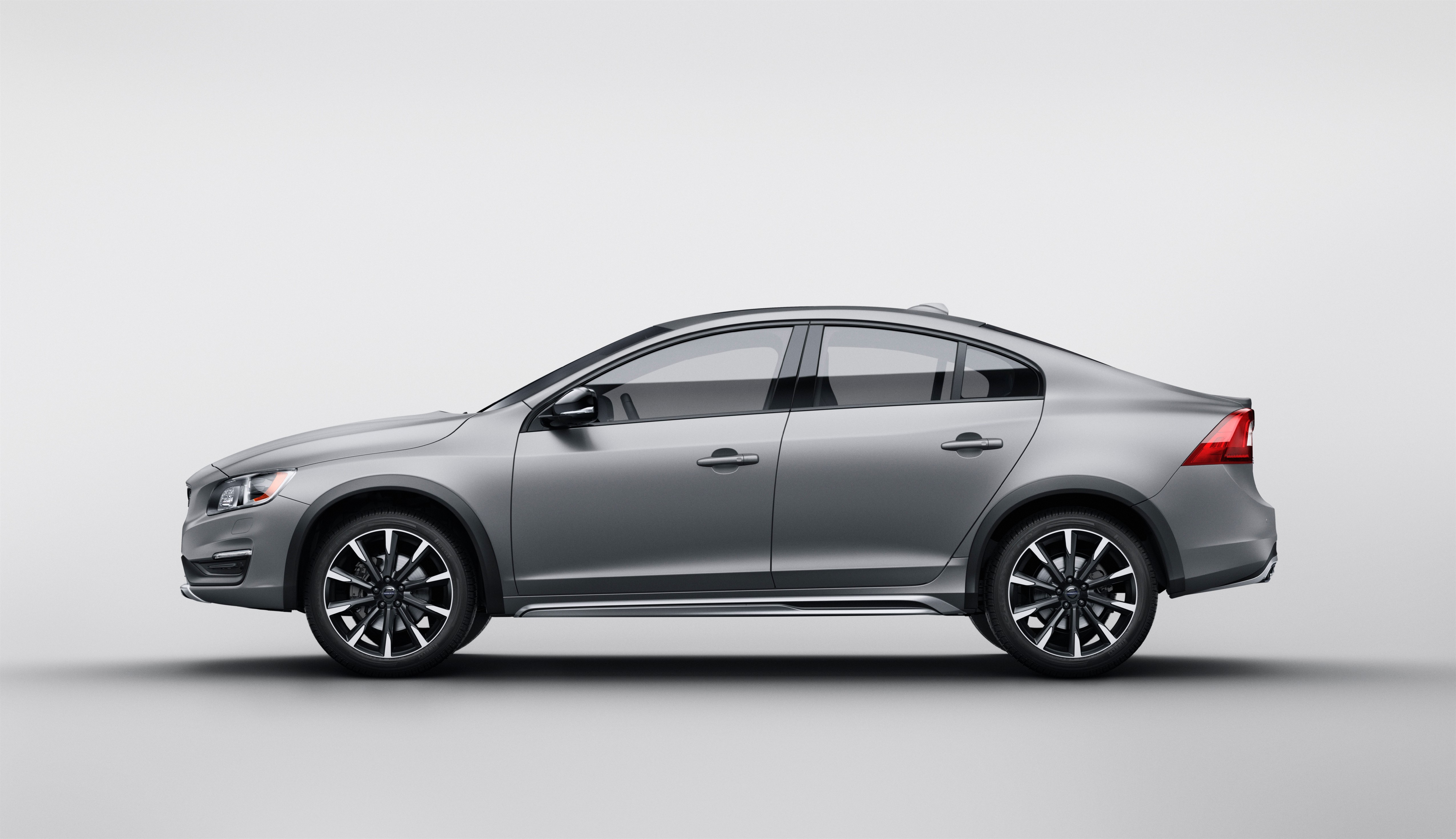 Prijzen en uitvoeringen Volvo S60 en V60 Cross Country op een rij. De S60 is er met de D4 dieselmotor en de V60 start met de D3, D4 en T5. Diesels scoren 20% bijtelling.
