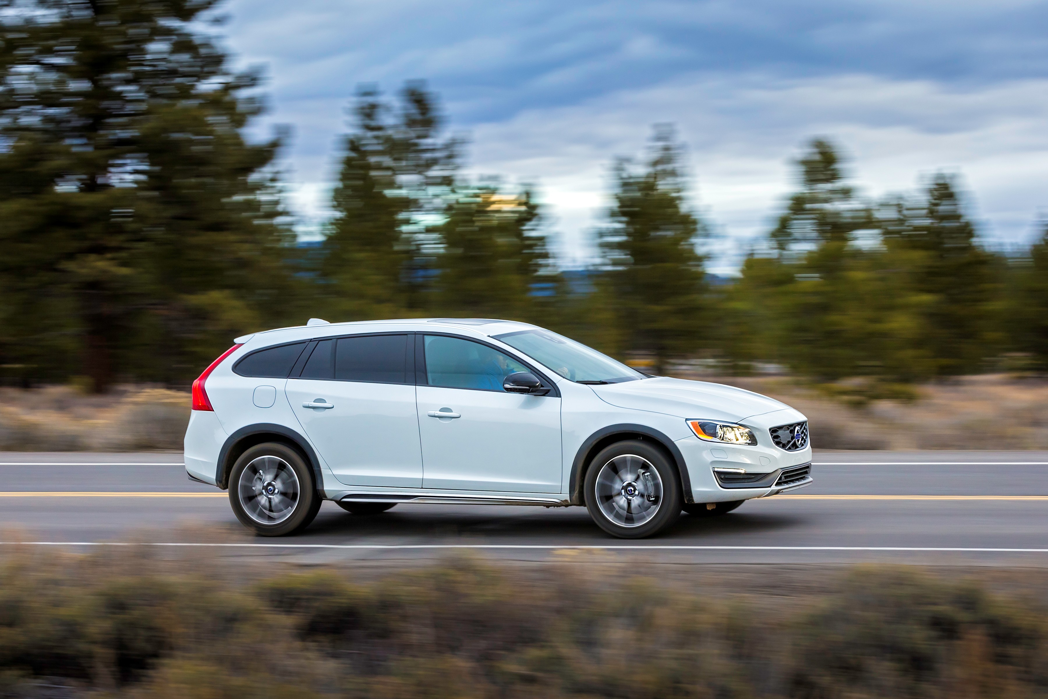 Prijzen en uitvoeringen Volvo S60 en V60 Cross Country op een rij. De S60 is er met de D4 dieselmotor en de V60 start met de D3, D4 en T5. Diesels scoren 20% bijtelling.