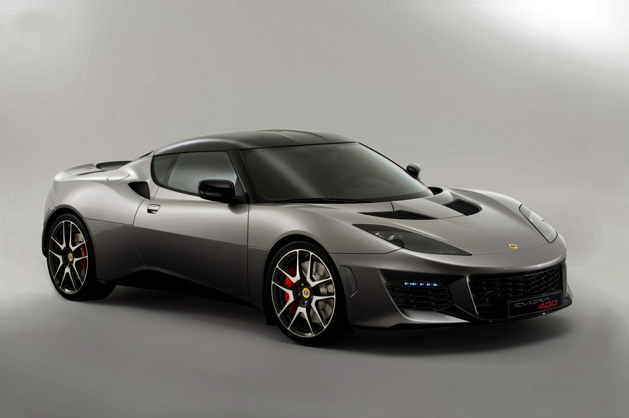 Lotus lanceert in Genve de Evora 400. Van buiten lijkt het misschien op een lichte facelift, maar onderhuids is er een hoop nieuw.
