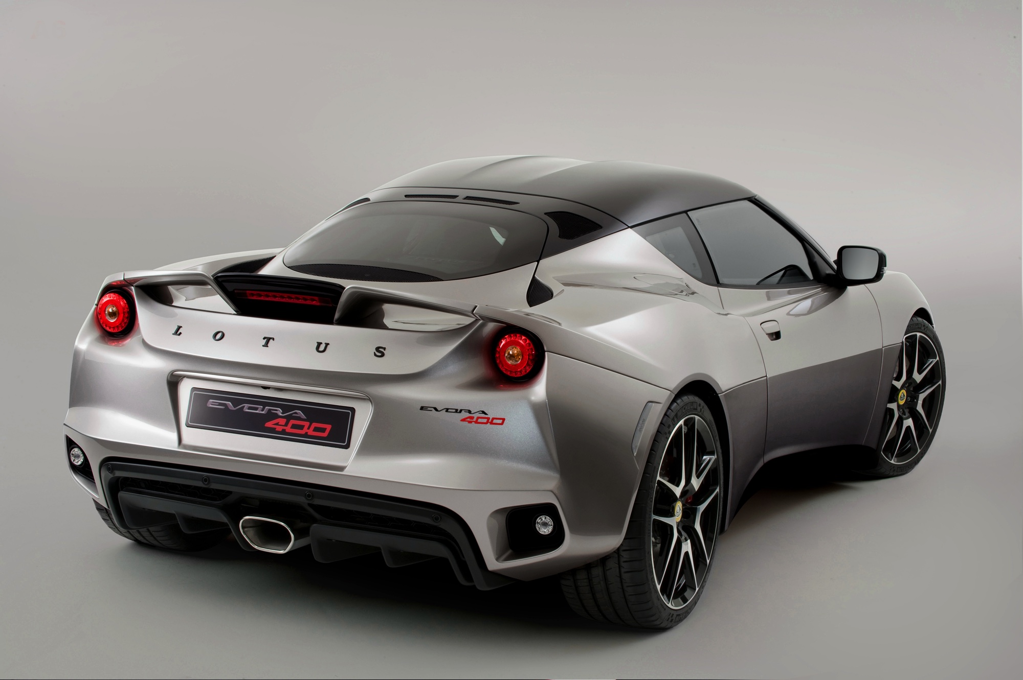 Lotus lanceert in Genve de Evora 400. Van buiten lijkt het misschien op een lichte facelift, maar onderhuids is er een hoop nieuw.