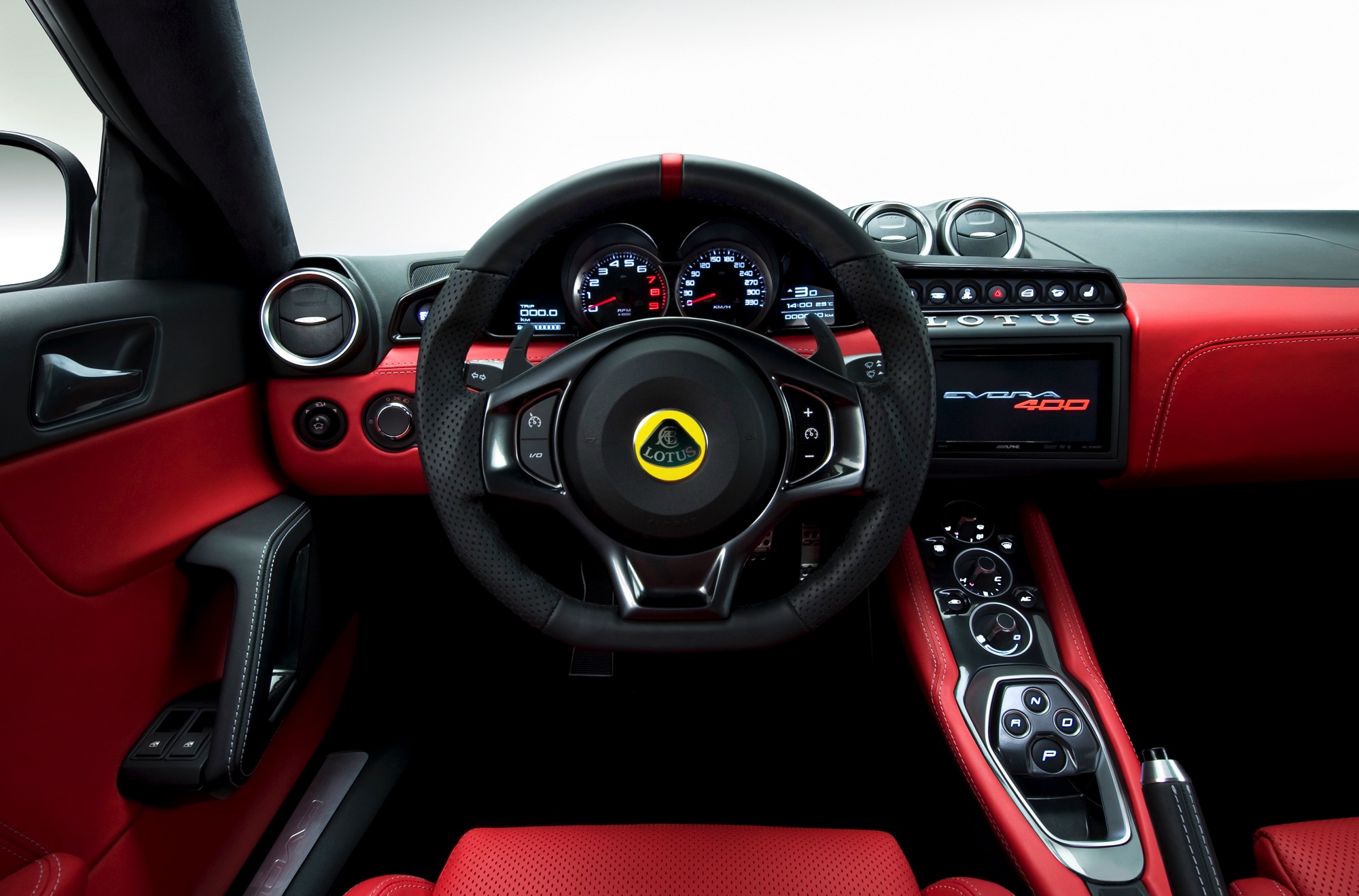 Lotus lanceert in Genve de Evora 400. Van buiten lijkt het misschien op een lichte facelift, maar onderhuids is er een hoop nieuw.