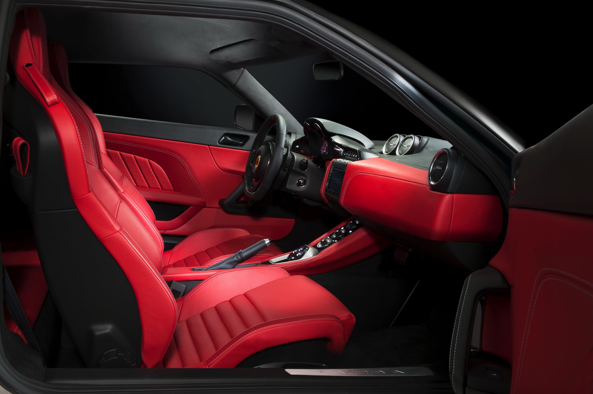 Lotus lanceert in Genve de Evora 400. Van buiten lijkt het misschien op een lichte facelift, maar onderhuids is er een hoop nieuw.