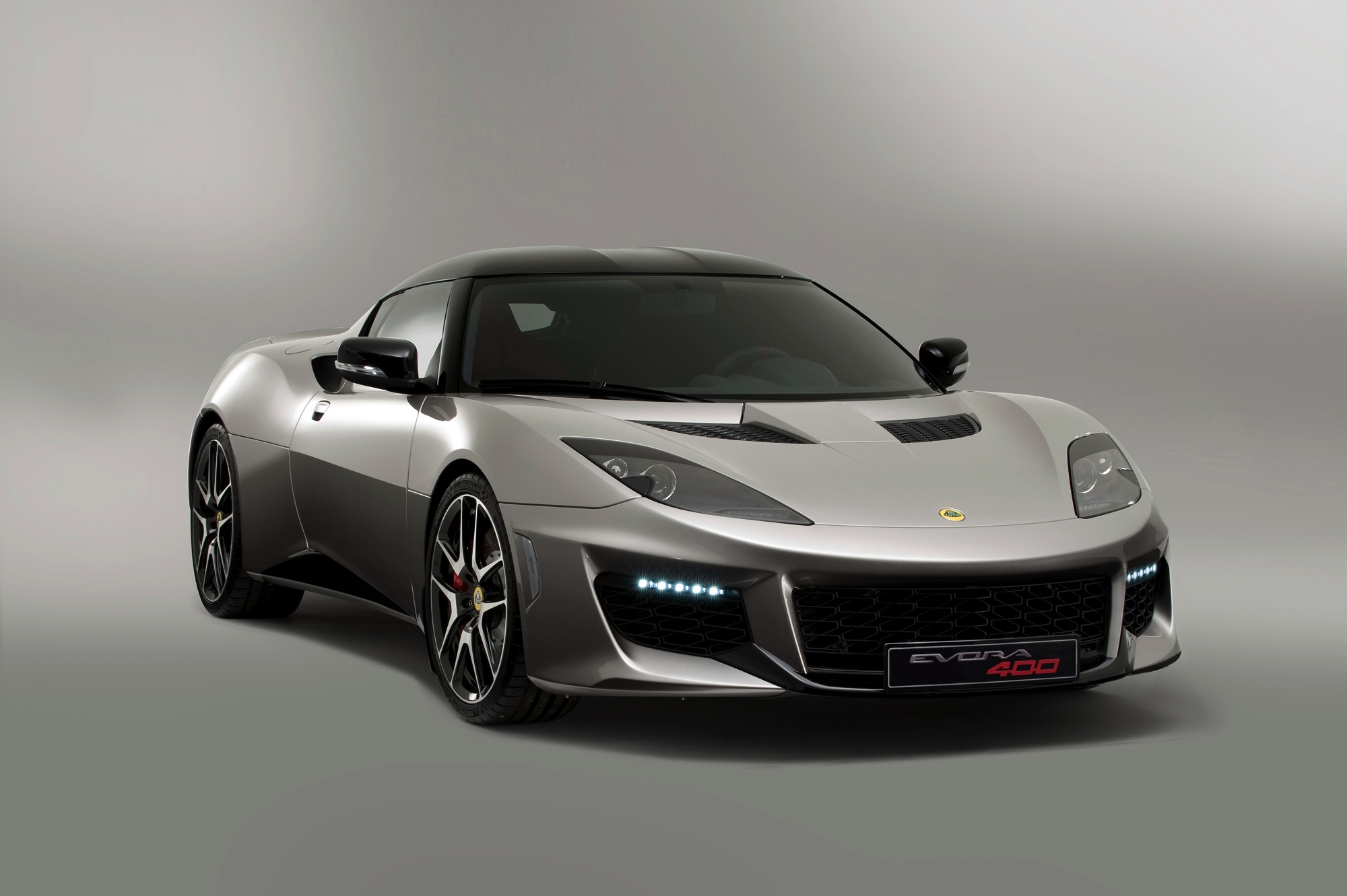 Lotus lanceert in Genve de Evora 400. Van buiten lijkt het misschien op een lichte facelift, maar onderhuids is er een hoop nieuw.