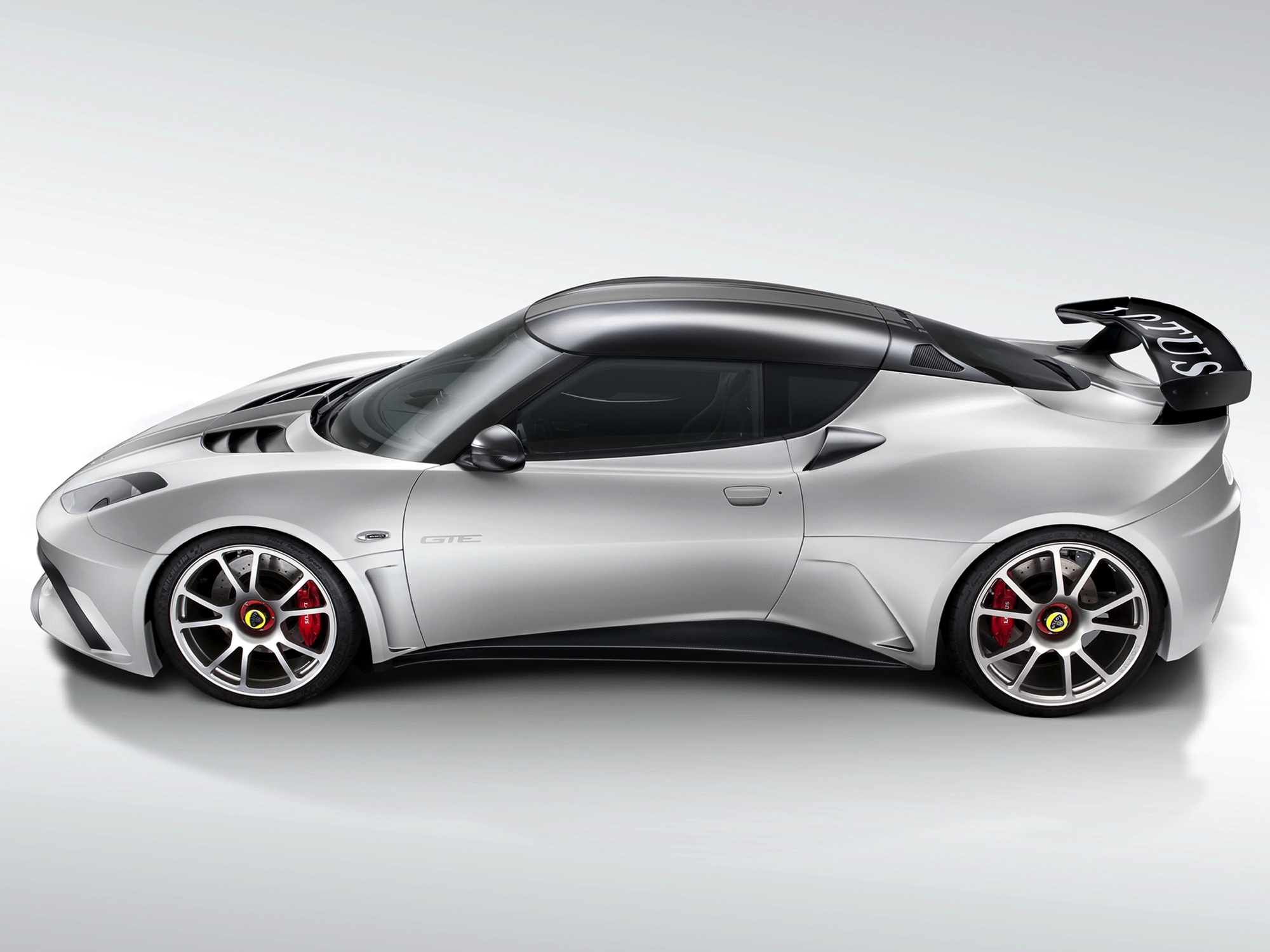 Lotus lanceert in Genve de Evora 400. Van buiten lijkt het misschien op een lichte facelift, maar onderhuids is er een hoop nieuw.