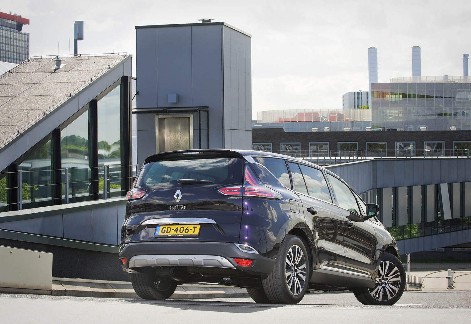 Renault geeft de Espace Initiale Paris voortaan een Espace badge in plaats van een Initiale badge. Dit om de MPV meer herkenbaarheid te geven op de weg.