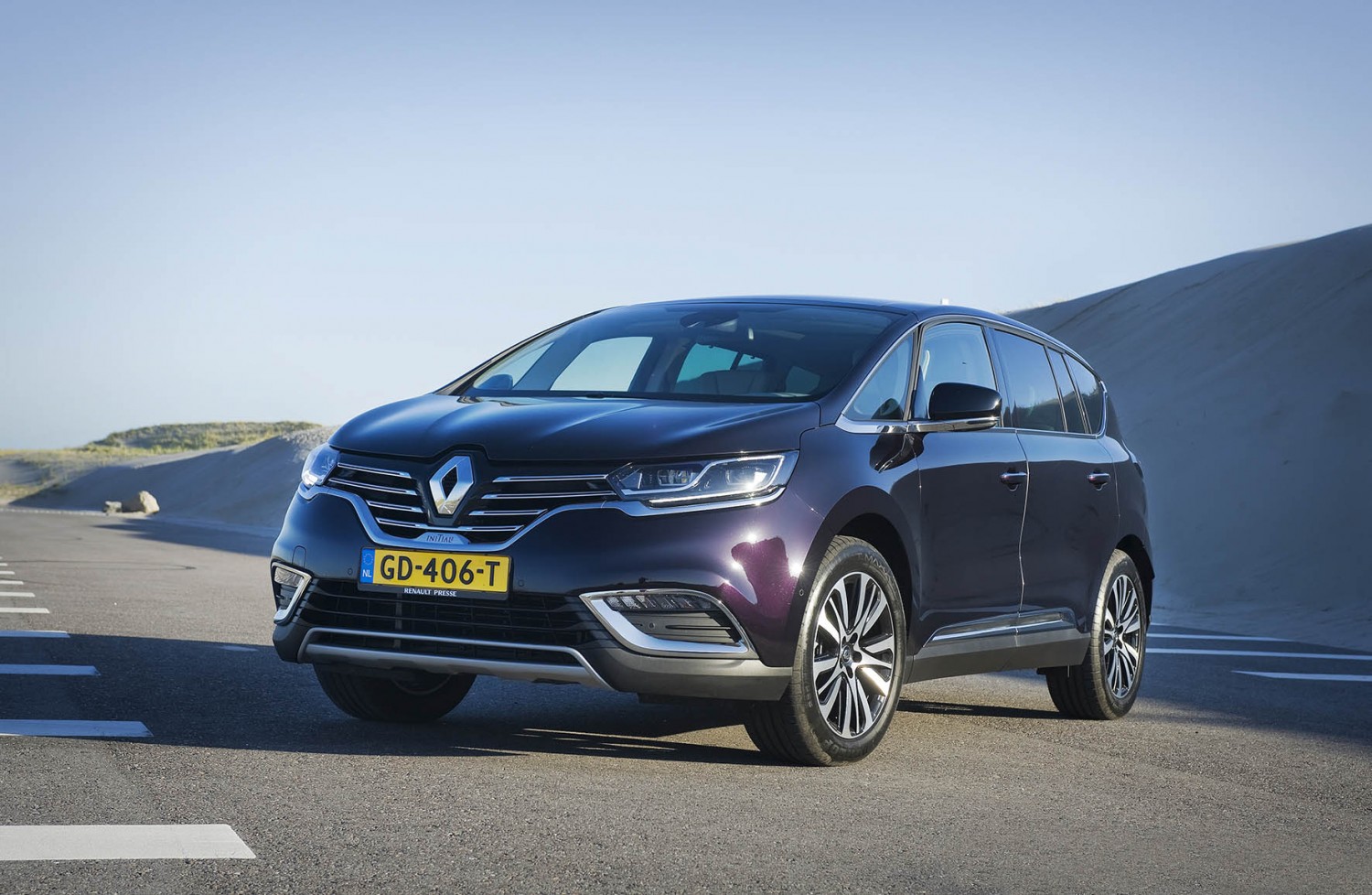 Renault geeft de Espace Initiale Paris voortaan een Espace badge in plaats van een Initiale badge. Dit om de MPV meer herkenbaarheid te geven op de weg.