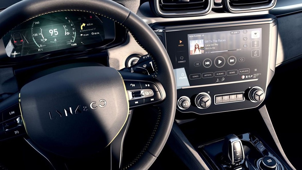 Het jonge Chinese automerk Lynk & Co presenteert haar tweede model: de 03. Naast de eerder onthulde compacte SUV bestaat het modellengamma nu ook uit een coup-achtige sedan.
