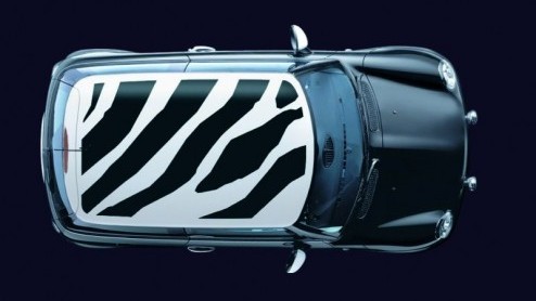 Mini komt met een hele reeks nieuwe dak designs voor de mensen die de Union Jack of de Chequered Flag niet mooi genoeg vonden voor op hun auto. Misschien dat een zebra of een Canadese vlag optie is.