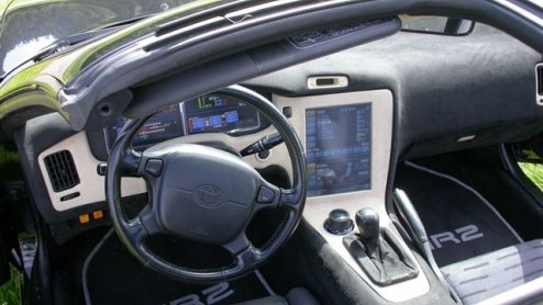 Een Duitse elektronica- en computerspecialist heeft zijn Toyota MR2 flink aangepakt. Het instrumentarium en het dashboard is vervangen door drie displays, gekoppeld aan een computer. In de middencons