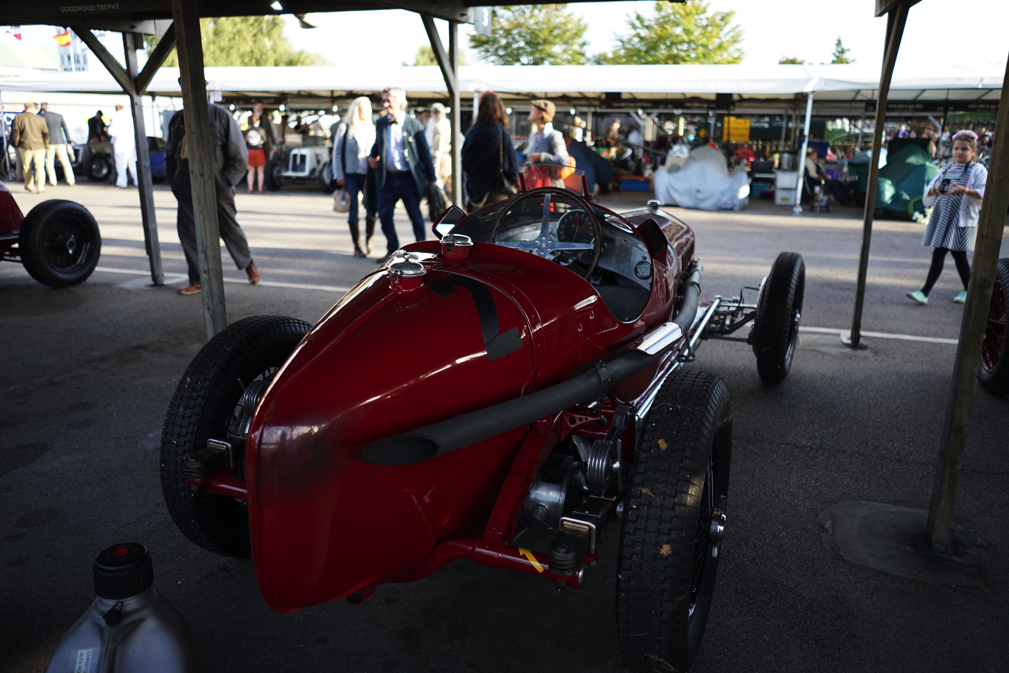 Zes Shelby Daytonas jagen over het legendarische Goodwood Motor Circuit. Het is de eerste keer dat ze allemaal bij elkaar zijn. Even later crasht de zeer kostbare Ferrari 250 GT breadvan...
