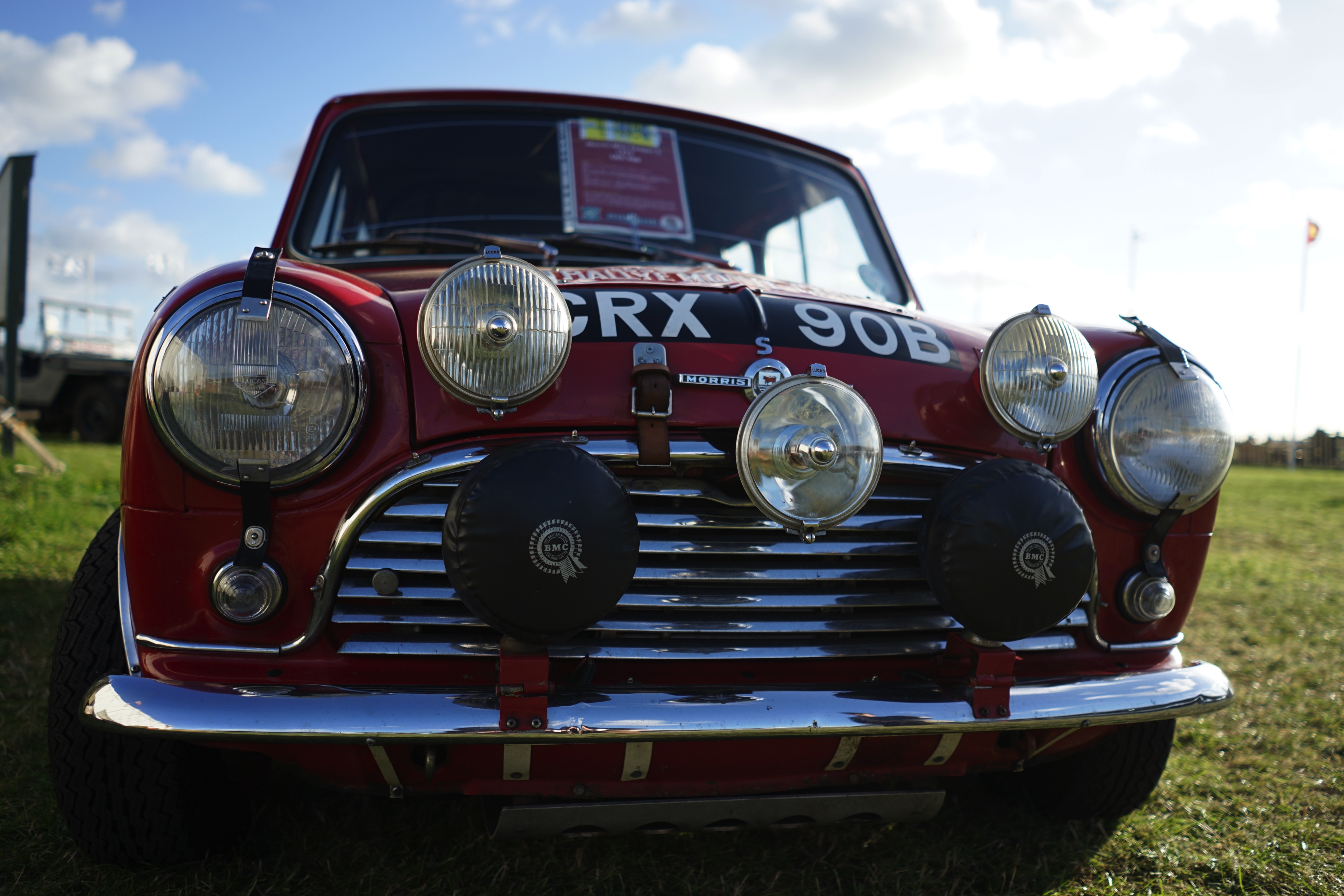 Zes Shelby Daytonas jagen over het legendarische Goodwood Motor Circuit. Het is de eerste keer dat ze allemaal bij elkaar zijn. Even later crasht de zeer kostbare Ferrari 250 GT breadvan...