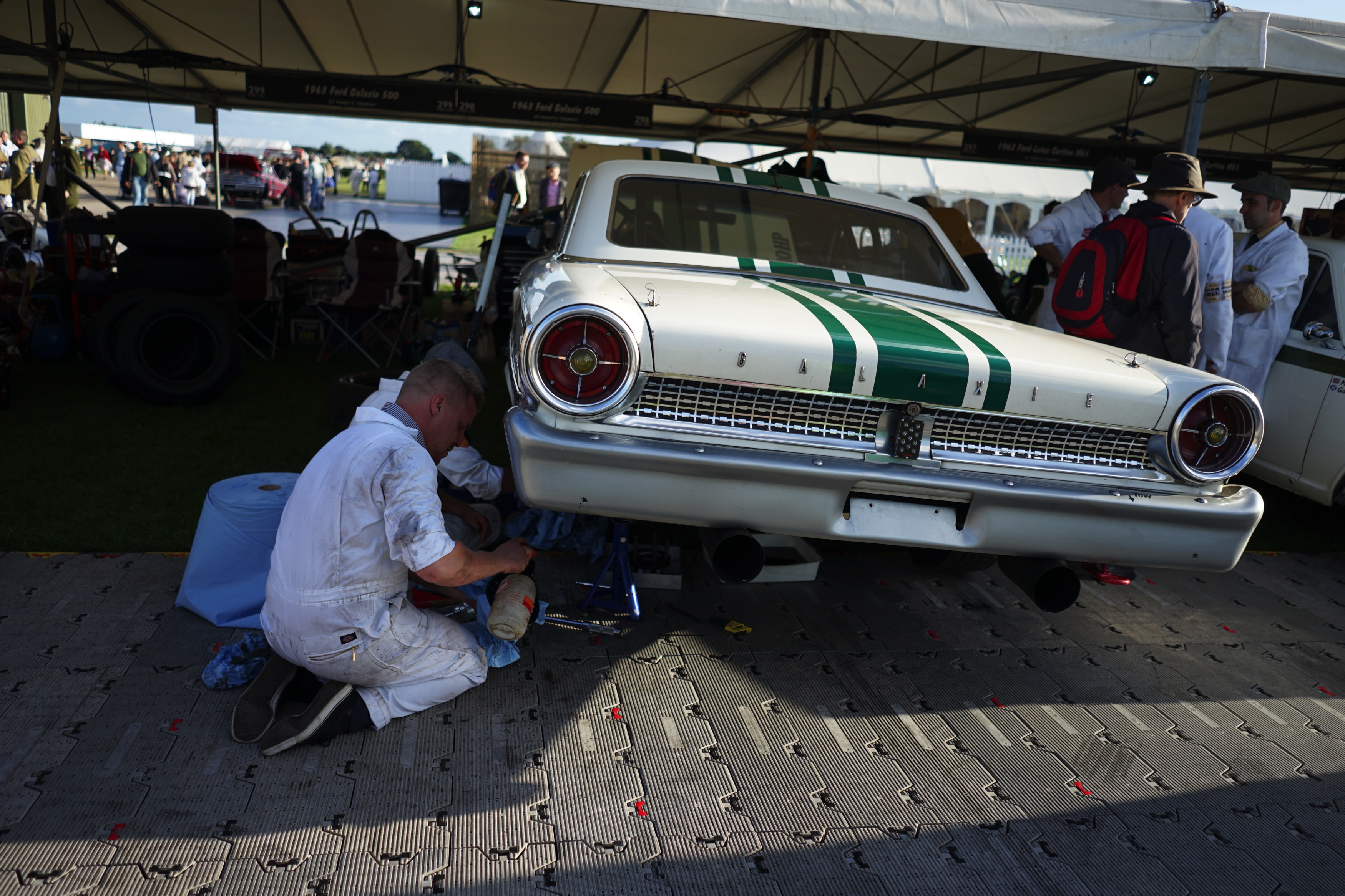 Zes Shelby Daytonas jagen over het legendarische Goodwood Motor Circuit. Het is de eerste keer dat ze allemaal bij elkaar zijn. Even later crasht de zeer kostbare Ferrari 250 GT breadvan...