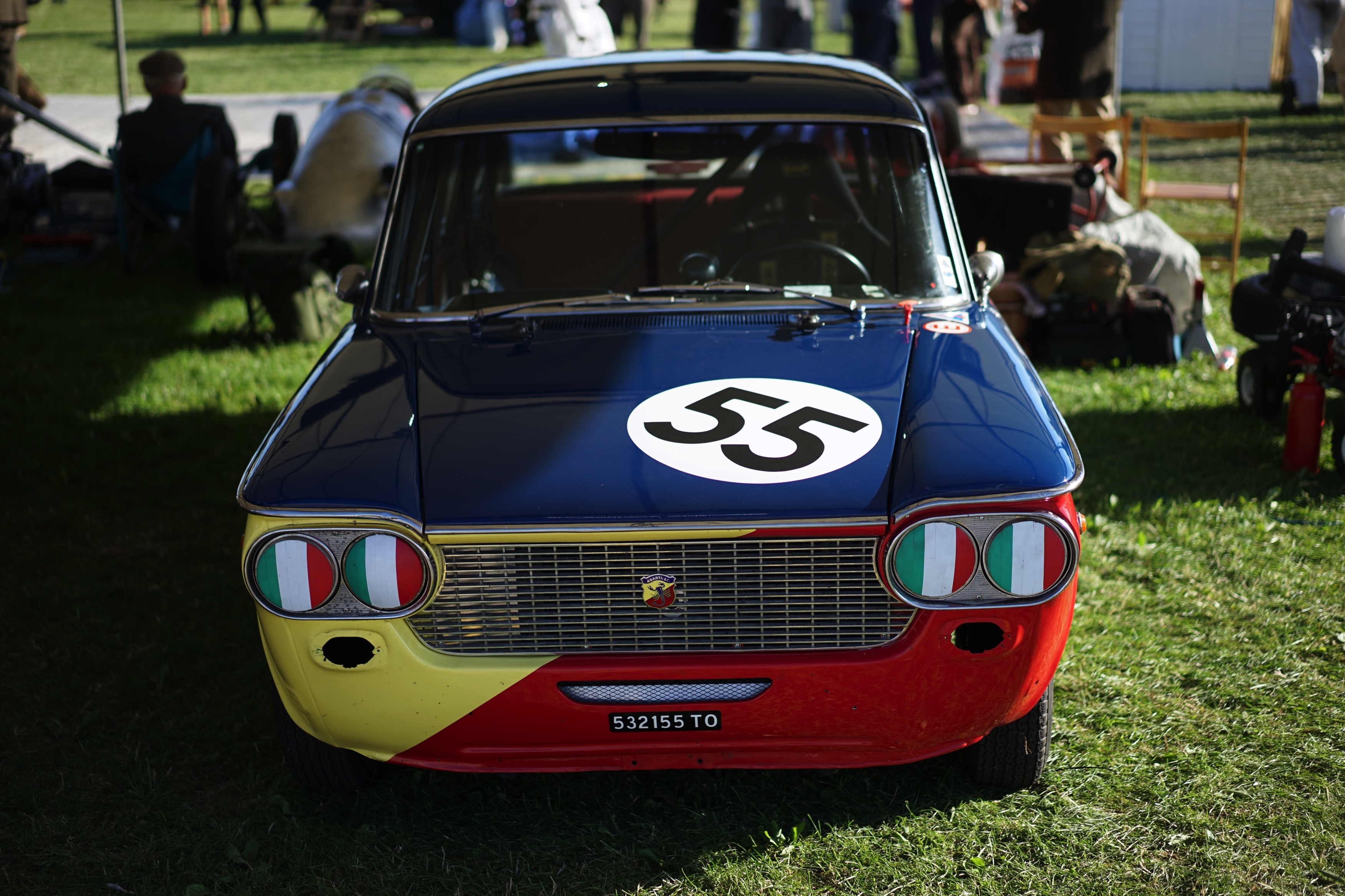 Zes Shelby Daytonas jagen over het legendarische Goodwood Motor Circuit. Het is de eerste keer dat ze allemaal bij elkaar zijn. Even later crasht de zeer kostbare Ferrari 250 GT breadvan...