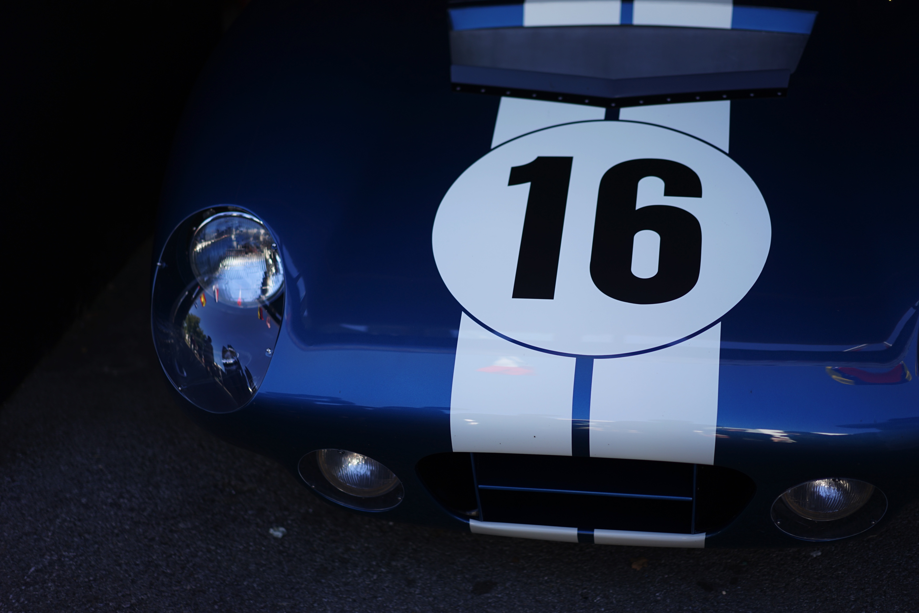 Zes Shelby Daytonas jagen over het legendarische Goodwood Motor Circuit. Het is de eerste keer dat ze allemaal bij elkaar zijn. Even later crasht de zeer kostbare Ferrari 250 GT breadvan...