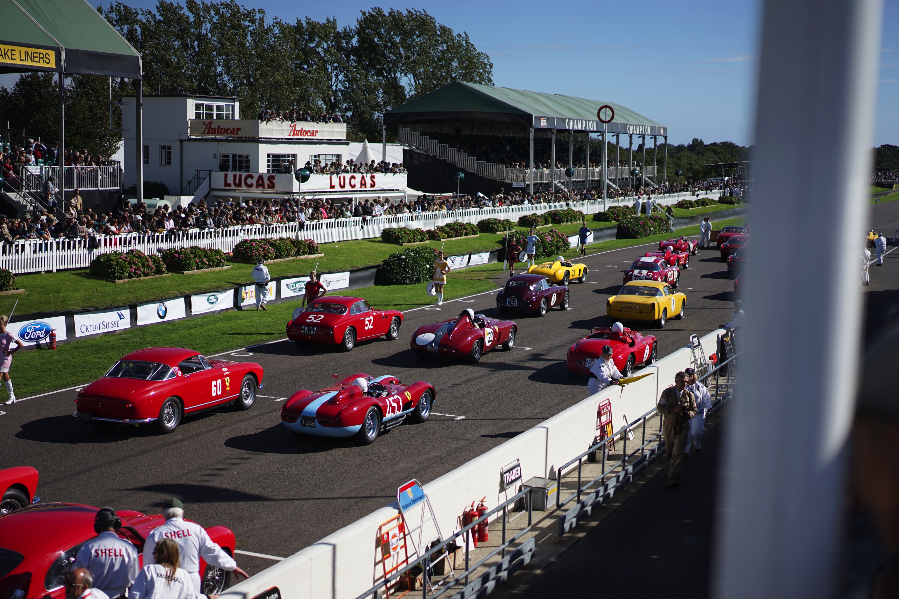 Zes Shelby Daytonas jagen over het legendarische Goodwood Motor Circuit. Het is de eerste keer dat ze allemaal bij elkaar zijn. Even later crasht de zeer kostbare Ferrari 250 GT breadvan...