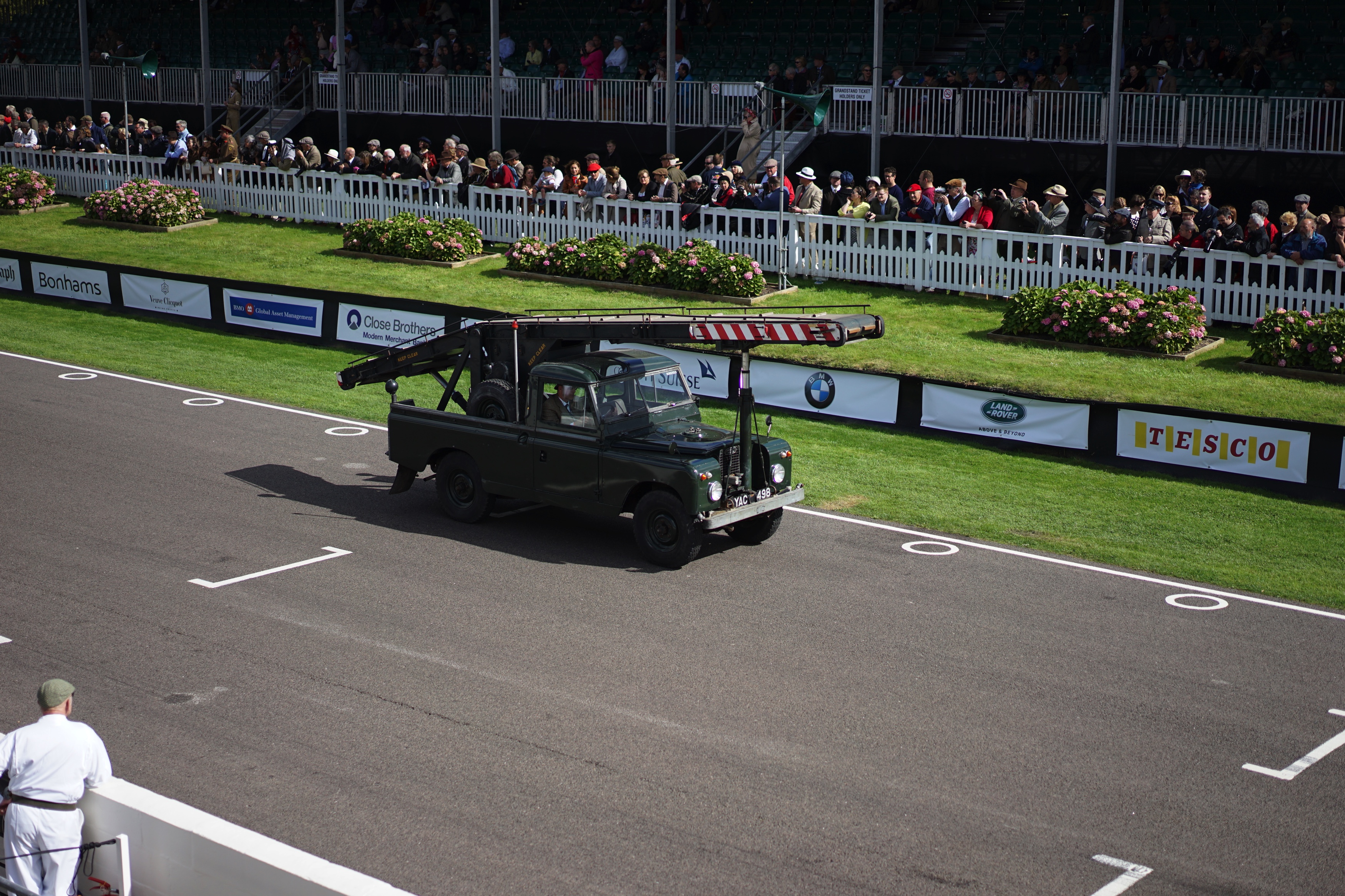 Zes Shelby Daytonas jagen over het legendarische Goodwood Motor Circuit. Het is de eerste keer dat ze allemaal bij elkaar zijn. Even later crasht de zeer kostbare Ferrari 250 GT breadvan...