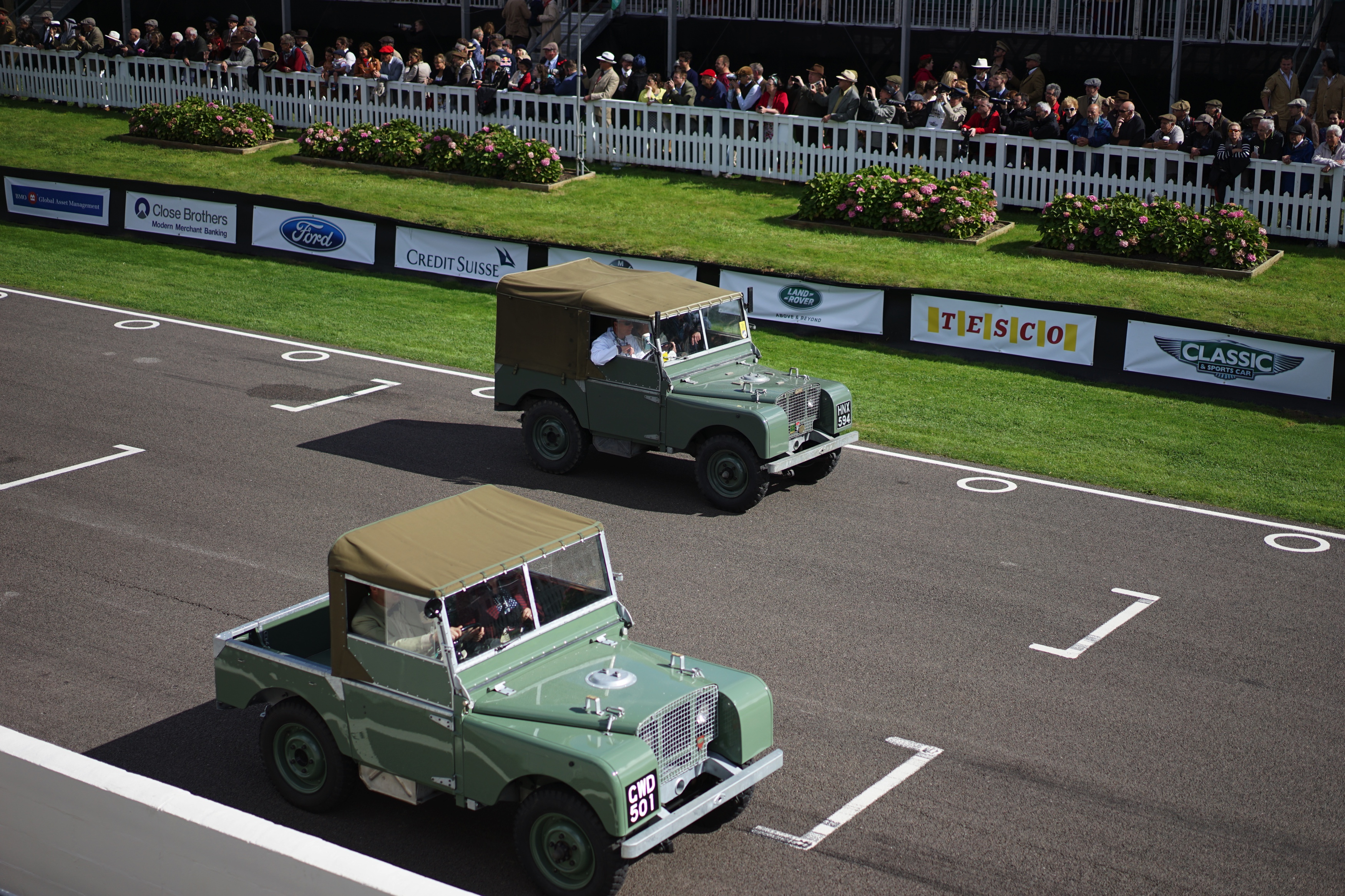 Zes Shelby Daytonas jagen over het legendarische Goodwood Motor Circuit. Het is de eerste keer dat ze allemaal bij elkaar zijn. Even later crasht de zeer kostbare Ferrari 250 GT breadvan...