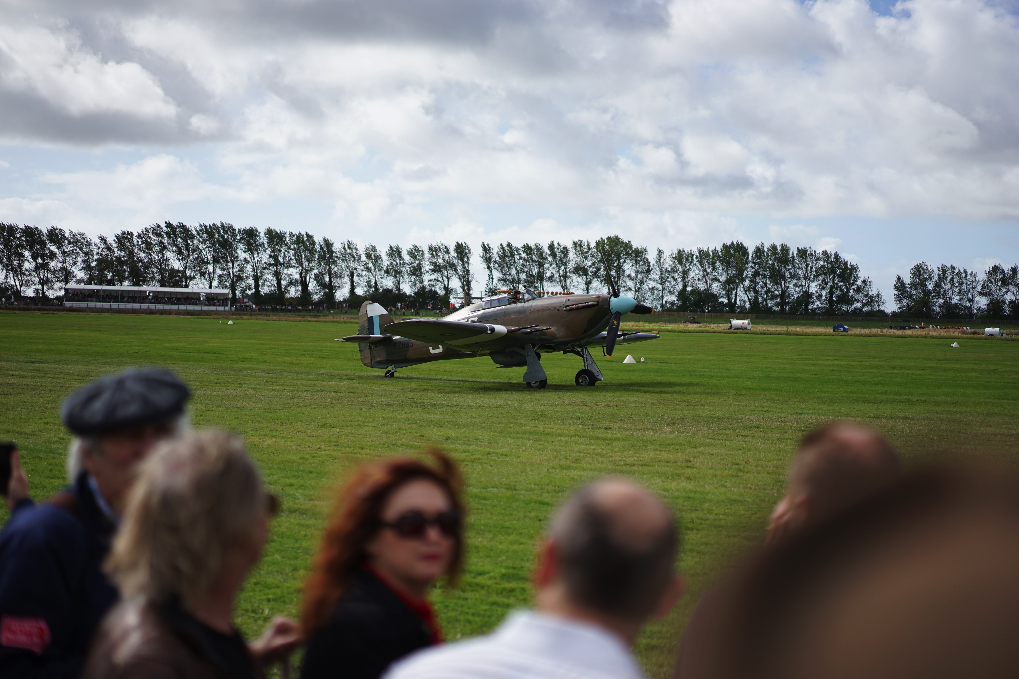 Zes Shelby Daytonas jagen over het legendarische Goodwood Motor Circuit. Het is de eerste keer dat ze allemaal bij elkaar zijn. Even later crasht de zeer kostbare Ferrari 250 GT breadvan...