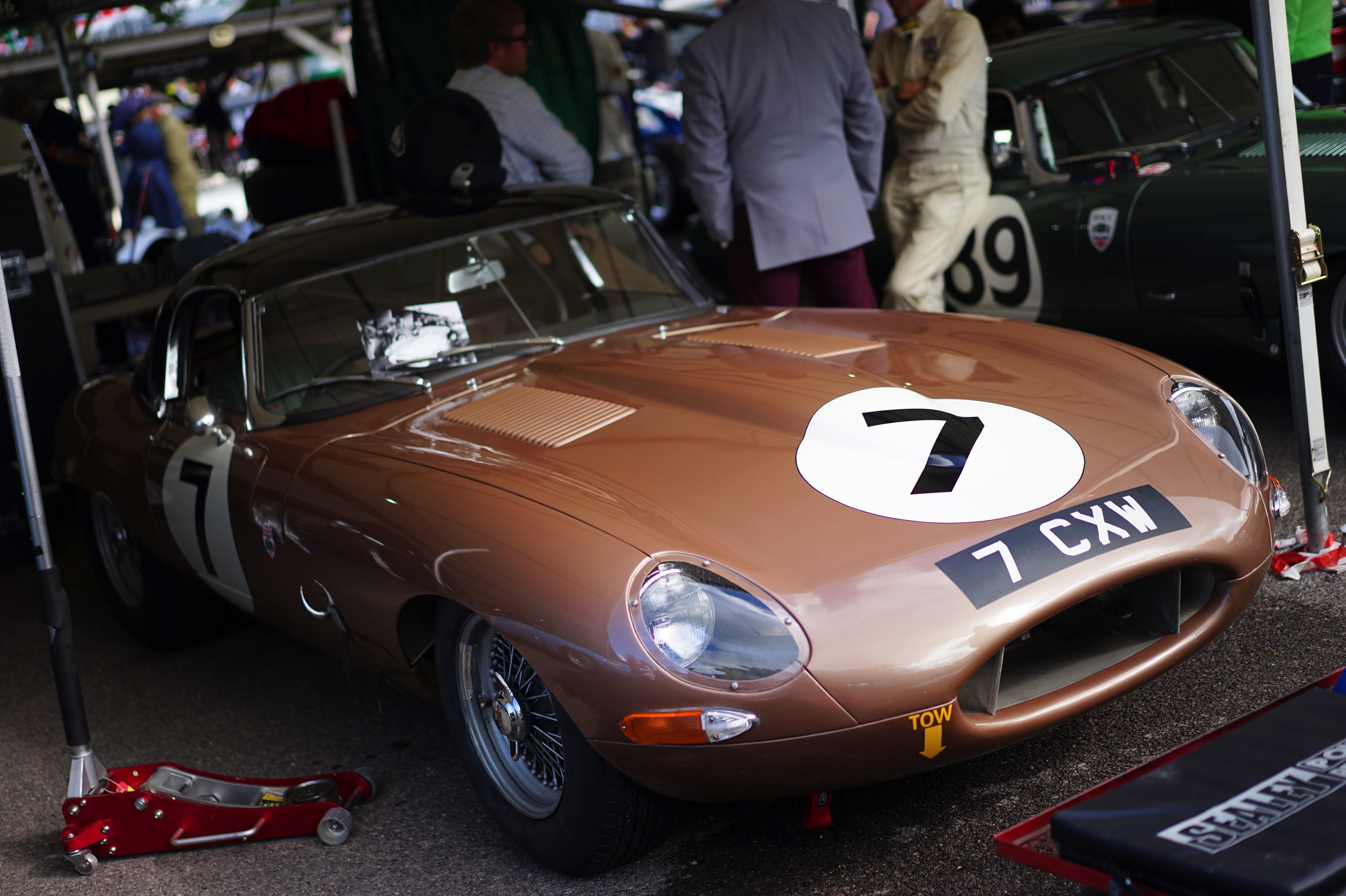 Zes Shelby Daytonas jagen over het legendarische Goodwood Motor Circuit. Het is de eerste keer dat ze allemaal bij elkaar zijn. Even later crasht de zeer kostbare Ferrari 250 GT breadvan...