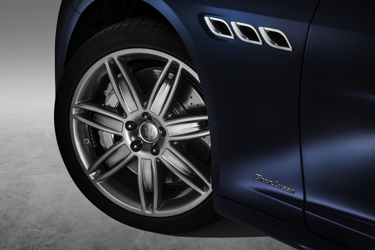 Maserati Quattroporte krijgt een facelift. Het 2016-model pronkt met een spitsere grille, nieuw dashboard en nog sterkere motoren.