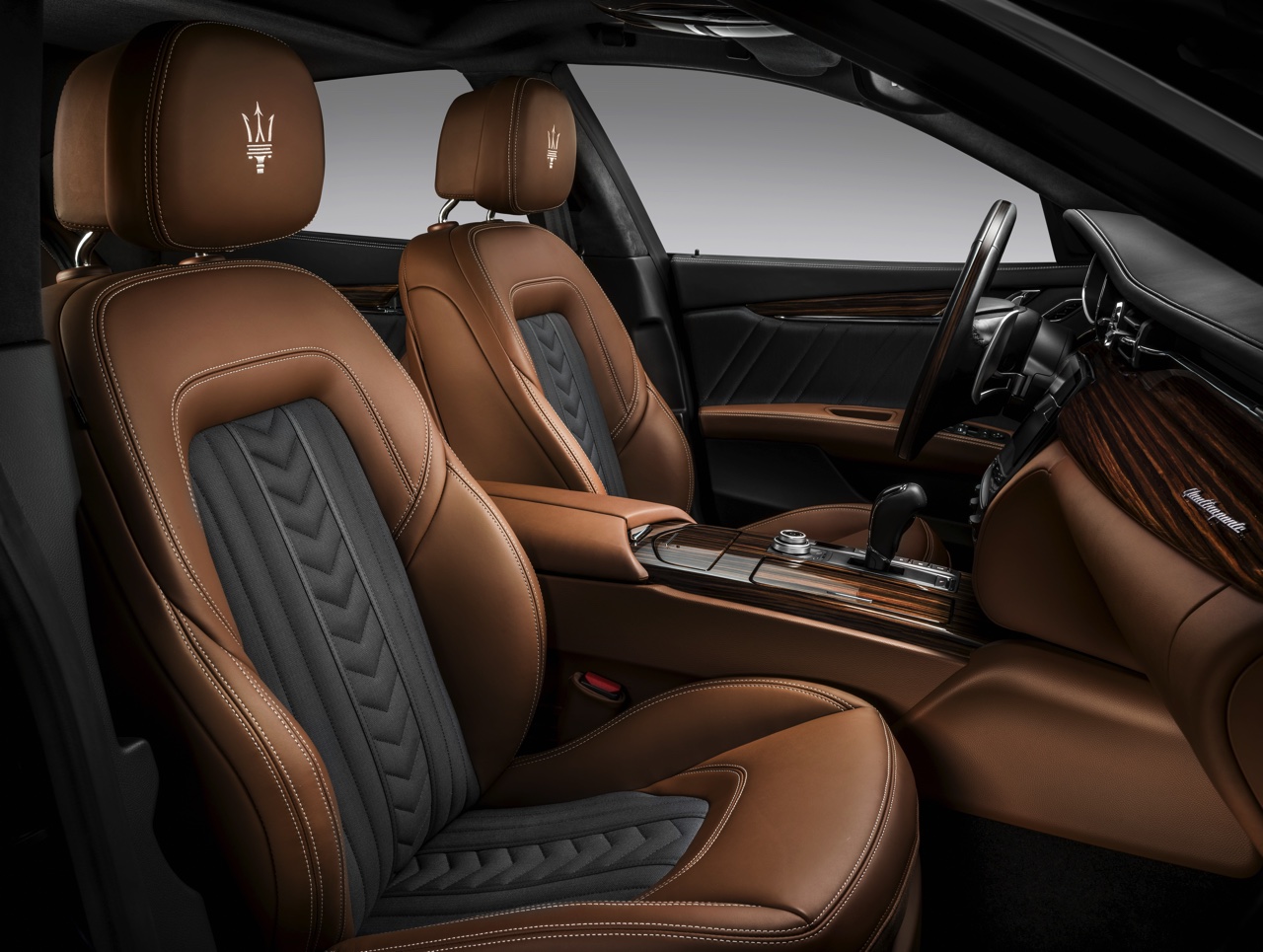 Maserati Quattroporte krijgt een facelift. Het 2016-model pronkt met een spitsere grille, nieuw dashboard en nog sterkere motoren.