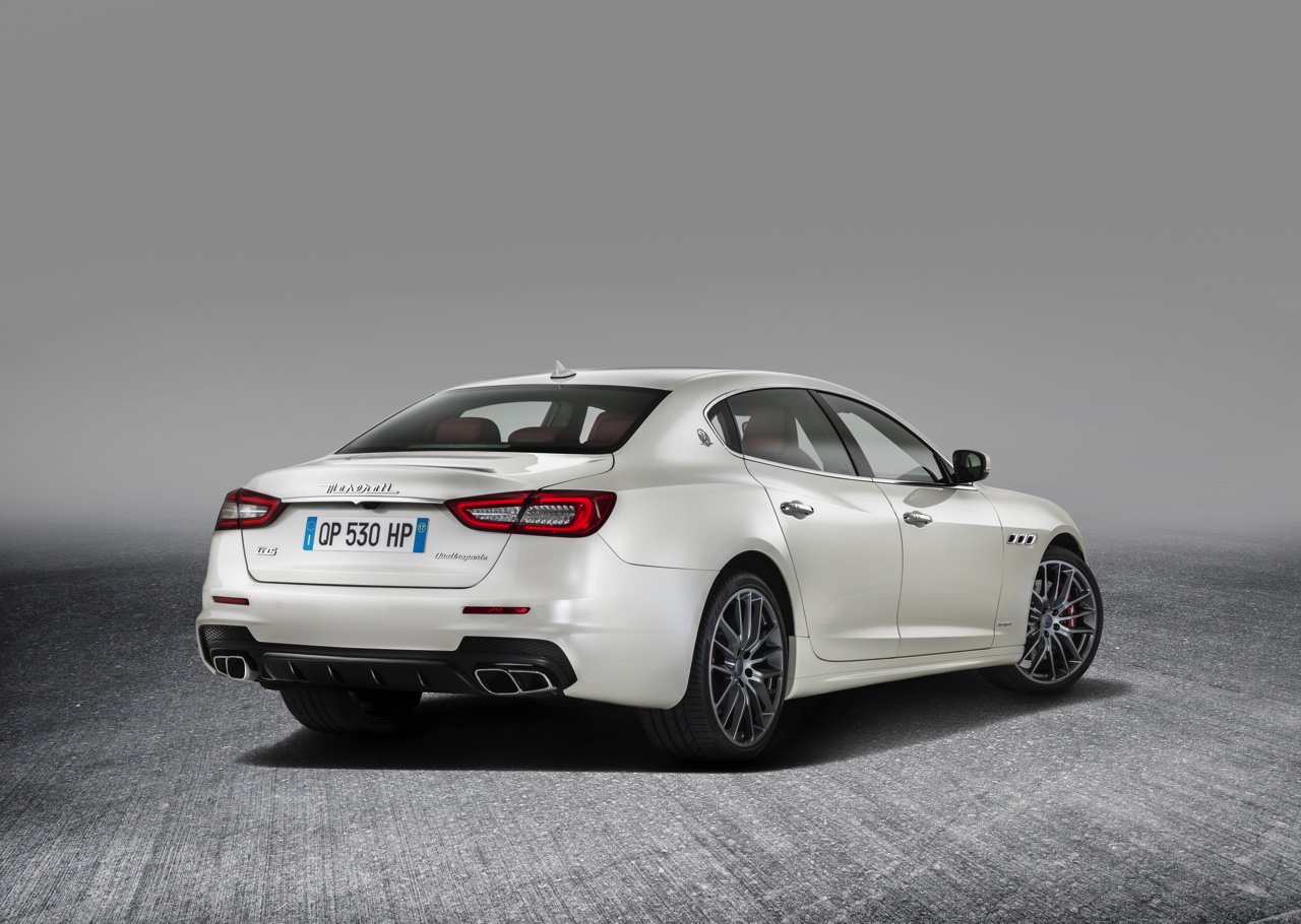 Maserati Quattroporte krijgt een facelift. Het 2016-model pronkt met een spitsere grille, nieuw dashboard en nog sterkere motoren.