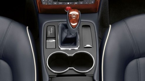 Het mooiste alternatief in de luxe sedan klasse is zonder twijfel de Maserati Quattroporte. Sportief, snel en elegantie zijn verwerkt in dit model.