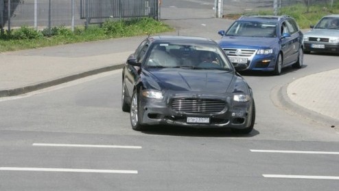 Een auto krijgt meestal een facelift om f de verkopen van het model te laten aantrekken, f om de auto er beter van te laten worden. Waarom krijgt de Maserati Quattroporte dan een facelift vragen wij