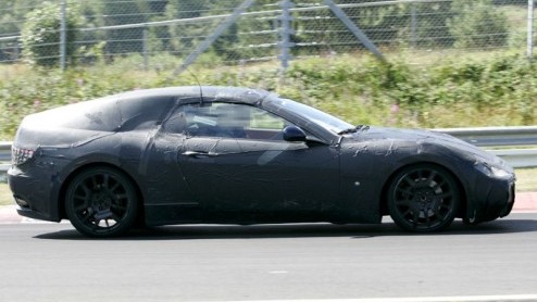 De komst van de Maserati Spider glipte bijna tussen onze vingers. Deze nog te onthullen stijlvolle haardos-wapperaar werd in thuisland Itali gespot. Vloeken in de kerk of niet, voorziet Maserati deze