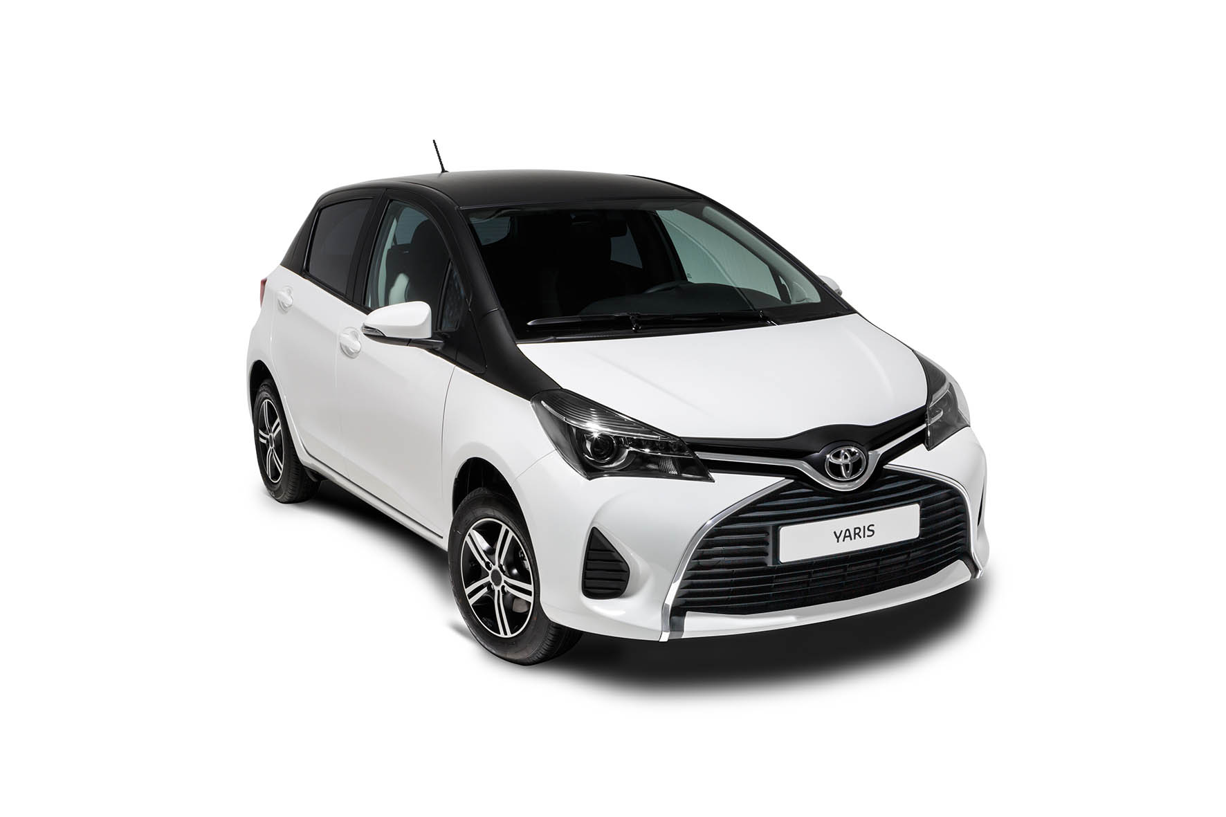 Toyota Yaris Bi-Tone met matzwarte looks naar Nederland.