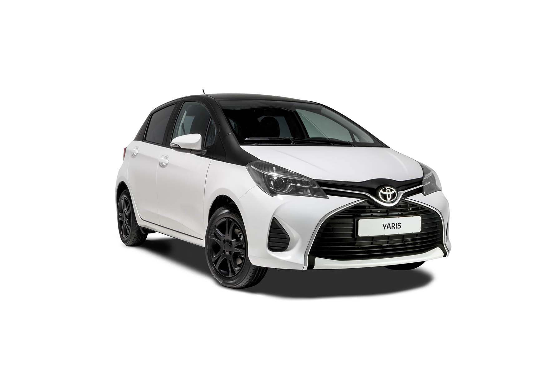 Toyota Yaris Bi-Tone met matzwarte looks naar Nederland.