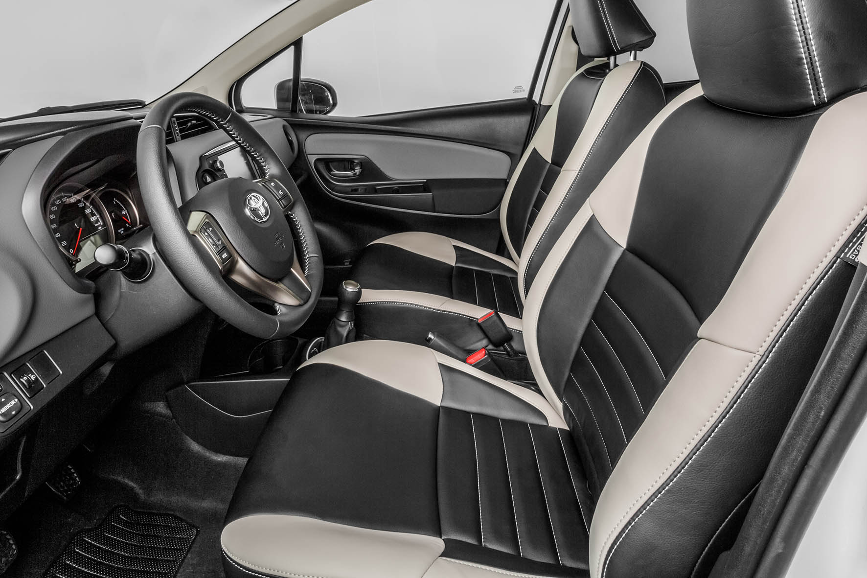 Toyota Yaris Bi-Tone met matzwarte looks naar Nederland.