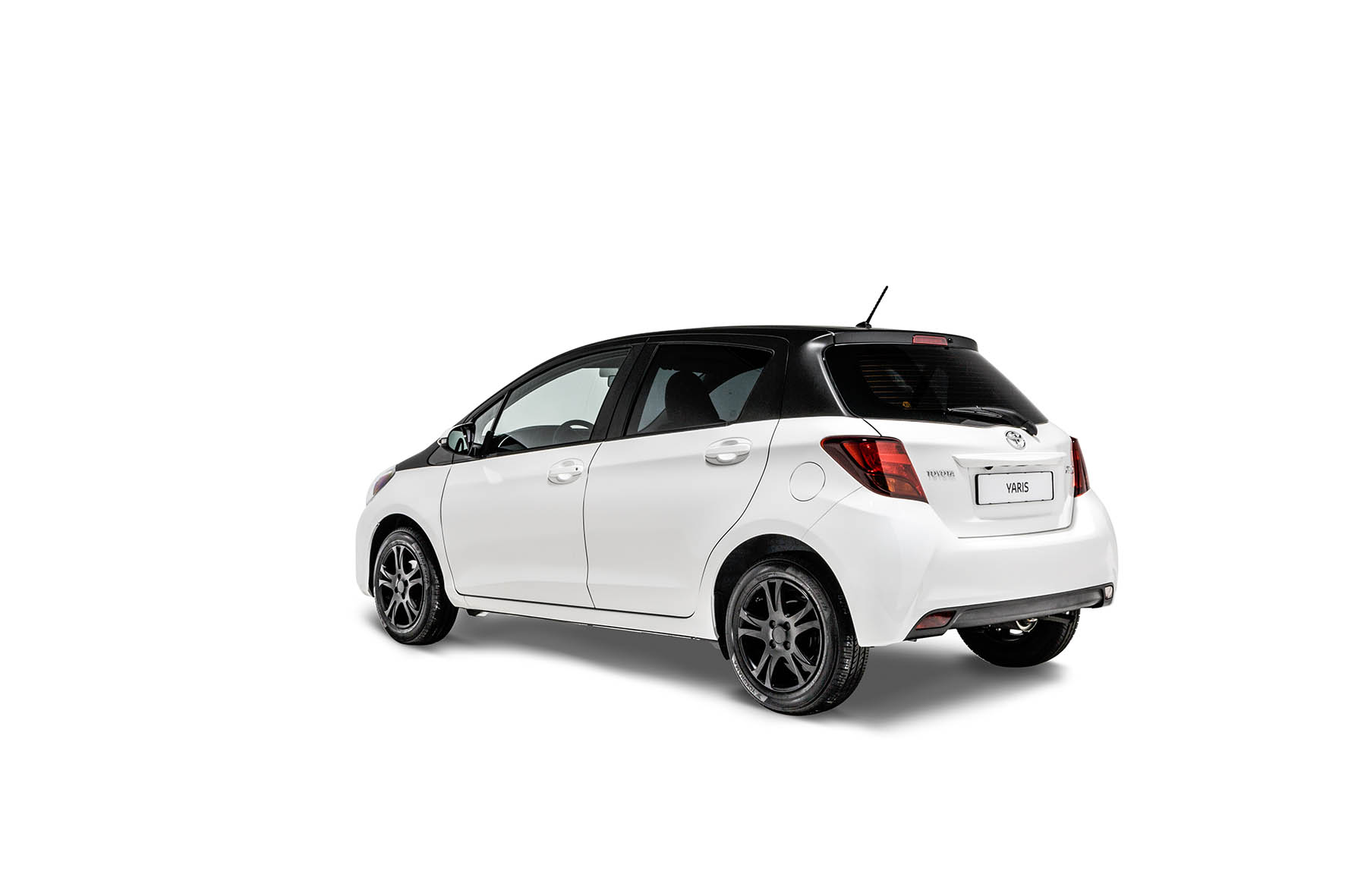 Toyota Yaris Bi-Tone met matzwarte looks naar Nederland.