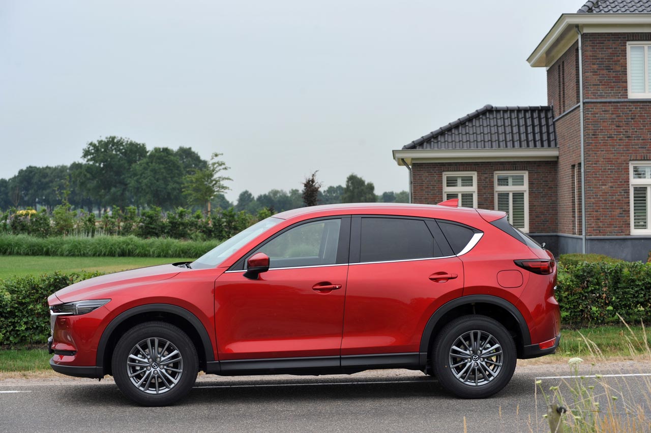 De tweede generatie van de Mazda CX-5 bouwt duidelijk op de basis van het eerste model voort. Het model oogt strakker en moderner, maar blijft qua dimensies en techniek vrijwel gelijk.