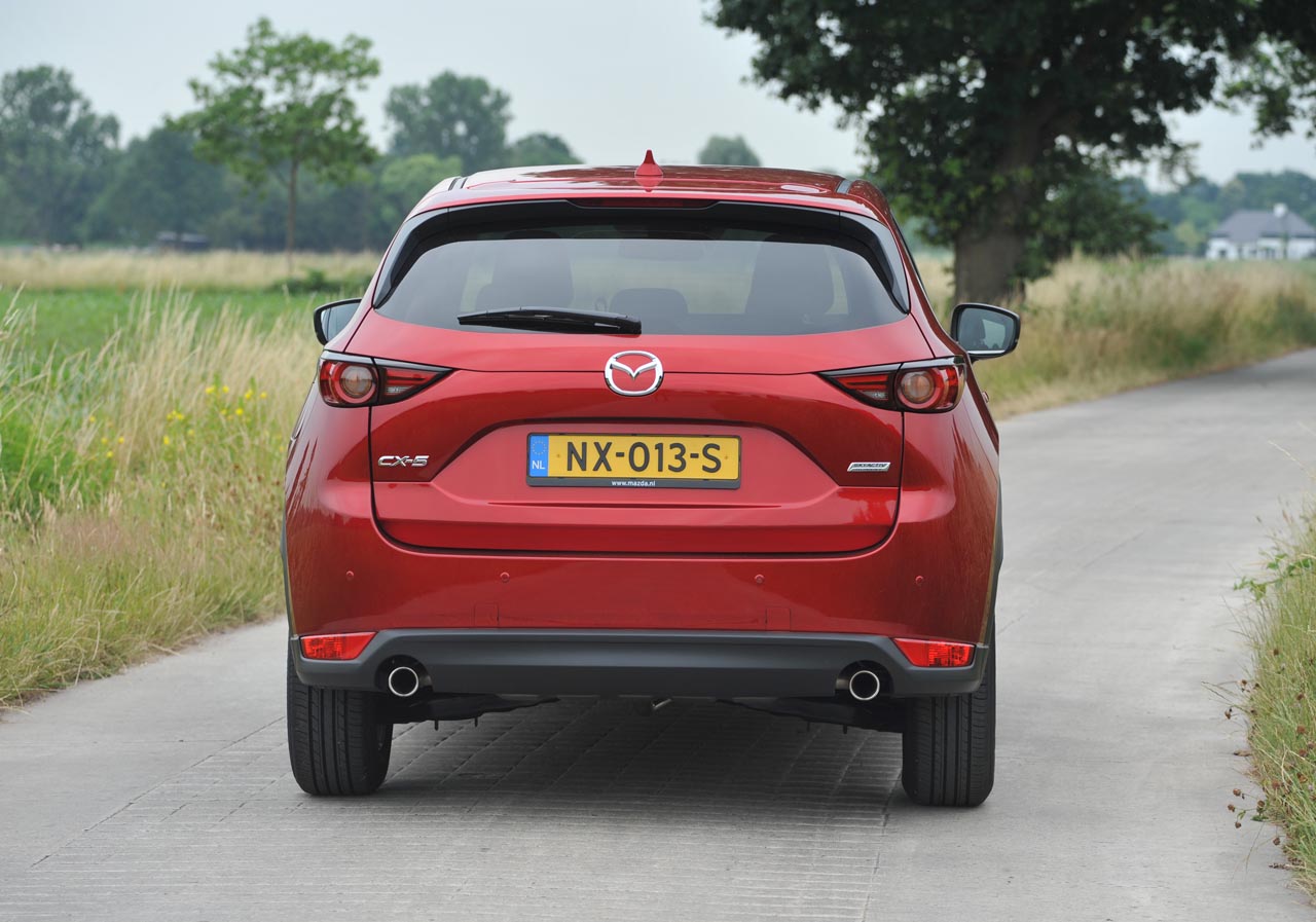 De tweede generatie van de Mazda CX-5 bouwt duidelijk op de basis van het eerste model voort. Het model oogt strakker en moderner, maar blijft qua dimensies en techniek vrijwel gelijk.