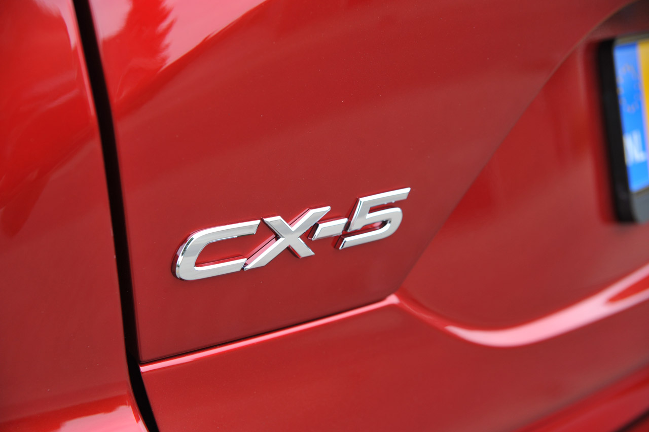 De tweede generatie van de Mazda CX-5 bouwt duidelijk op de basis van het eerste model voort. Het model oogt strakker en moderner, maar blijft qua dimensies en techniek vrijwel gelijk.