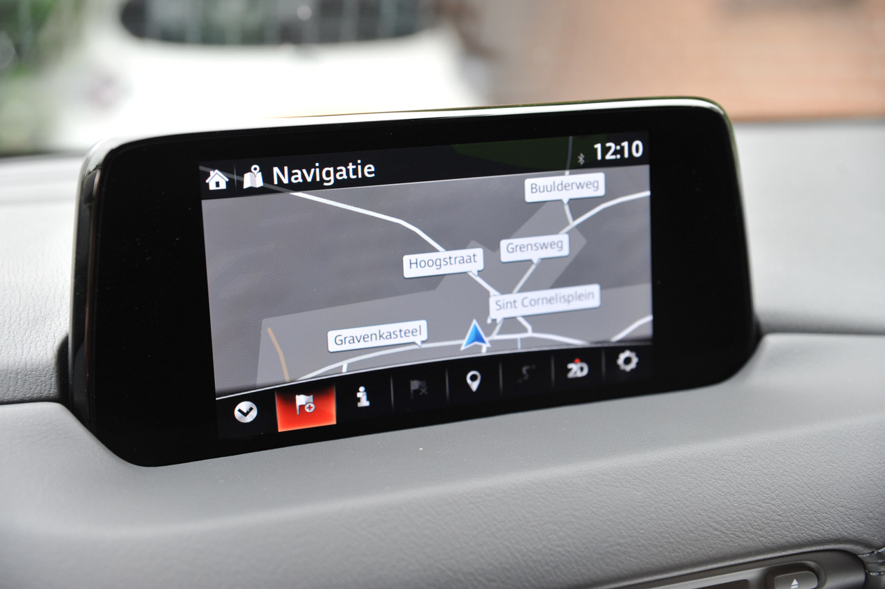 De tweede generatie van de Mazda CX-5 bouwt duidelijk op de basis van het eerste model voort. Het model oogt strakker en moderner, maar blijft qua dimensies en techniek vrijwel gelijk.