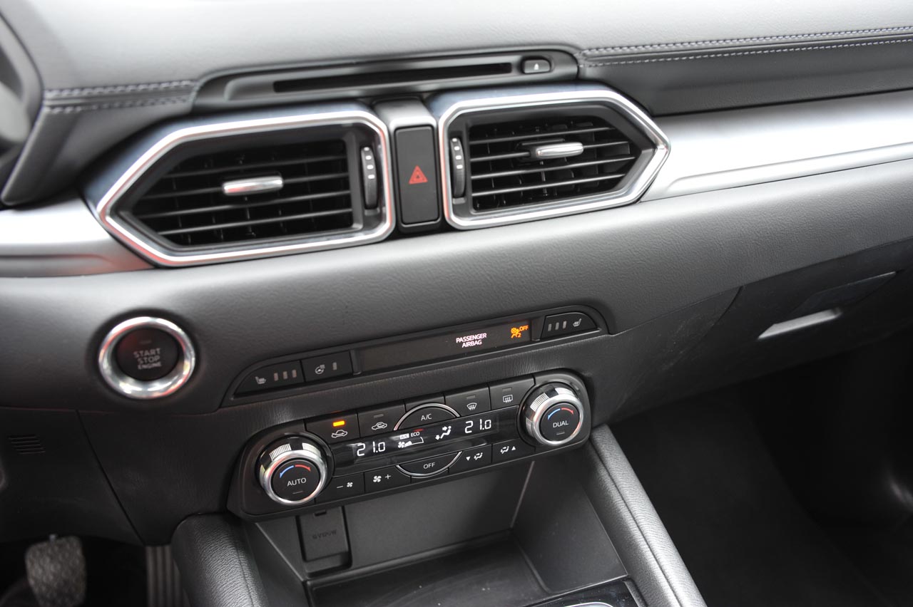 De tweede generatie van de Mazda CX-5 bouwt duidelijk op de basis van het eerste model voort. Het model oogt strakker en moderner, maar blijft qua dimensies en techniek vrijwel gelijk.
