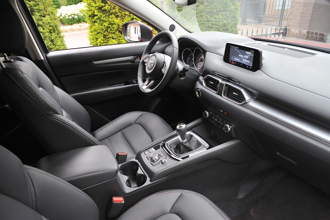 De tweede generatie van de Mazda CX-5 bouwt duidelijk op de basis van het eerste model voort. Het model oogt strakker en moderner, maar blijft qua dimensies en techniek vrijwel gelijk.