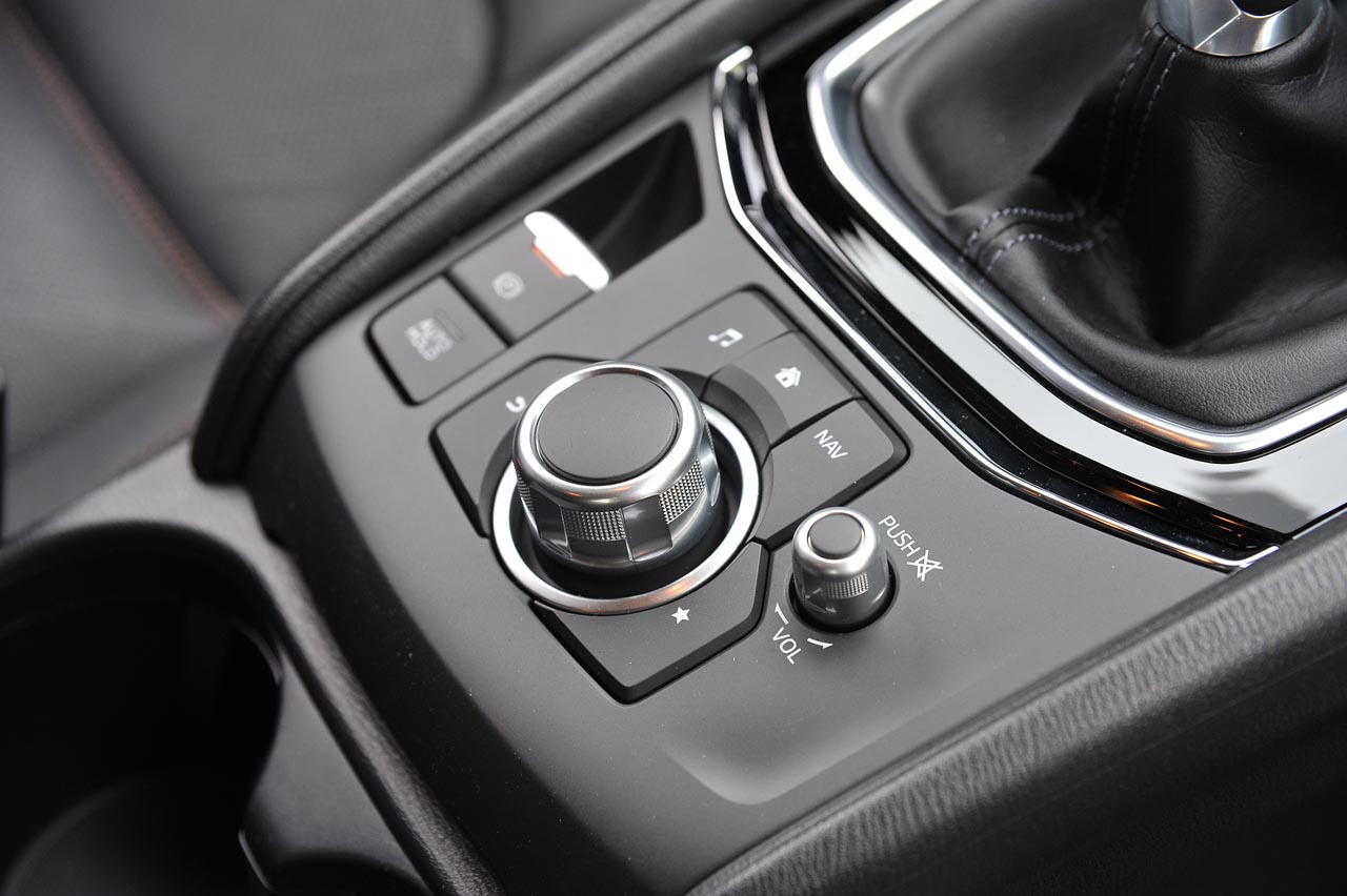 De tweede generatie van de Mazda CX-5 bouwt duidelijk op de basis van het eerste model voort. Het model oogt strakker en moderner, maar blijft qua dimensies en techniek vrijwel gelijk.