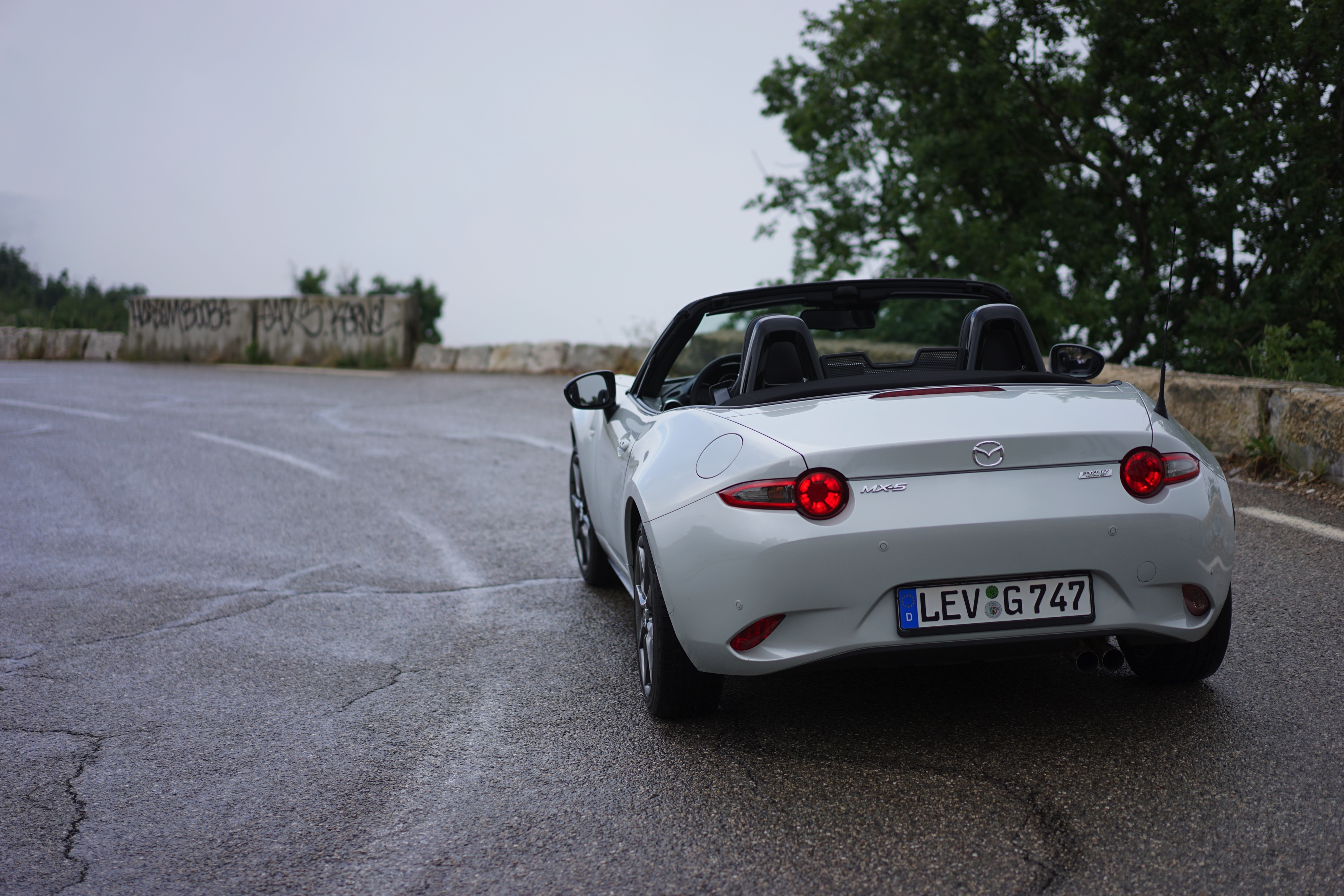 Hij is kleiner, weegt minder en is er alleen met een softtop. De nieuwe Mazda MX-5 gaat terug naar de basis. Op de wegen rond Nice mochten wij aan de slag met een preproductieversie van de MX-5.