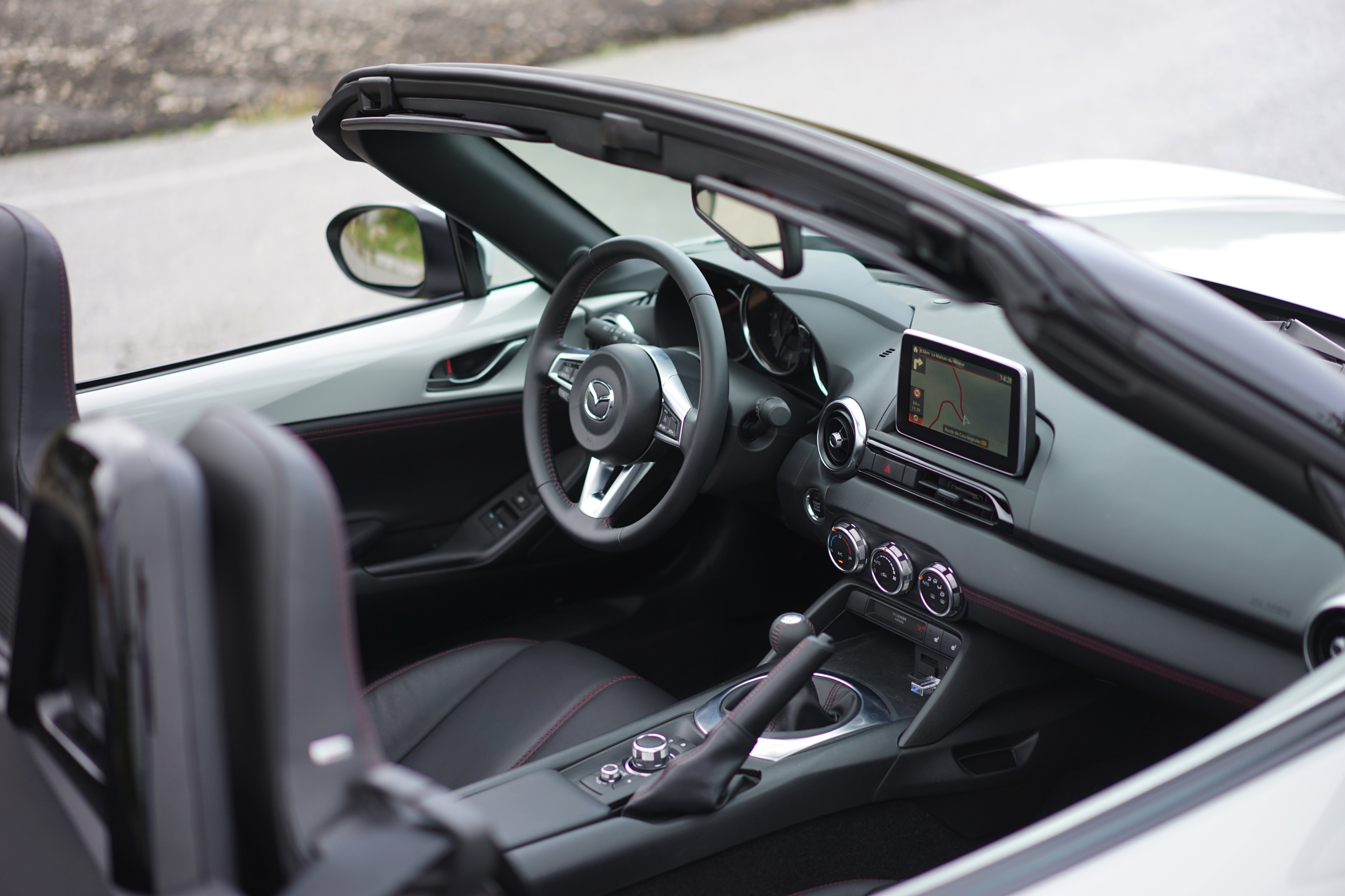 Hij is kleiner, weegt minder en is er alleen met een softtop. De nieuwe Mazda MX-5 gaat terug naar de basis. Op de wegen rond Nice mochten wij aan de slag met een preproductieversie van de MX-5.