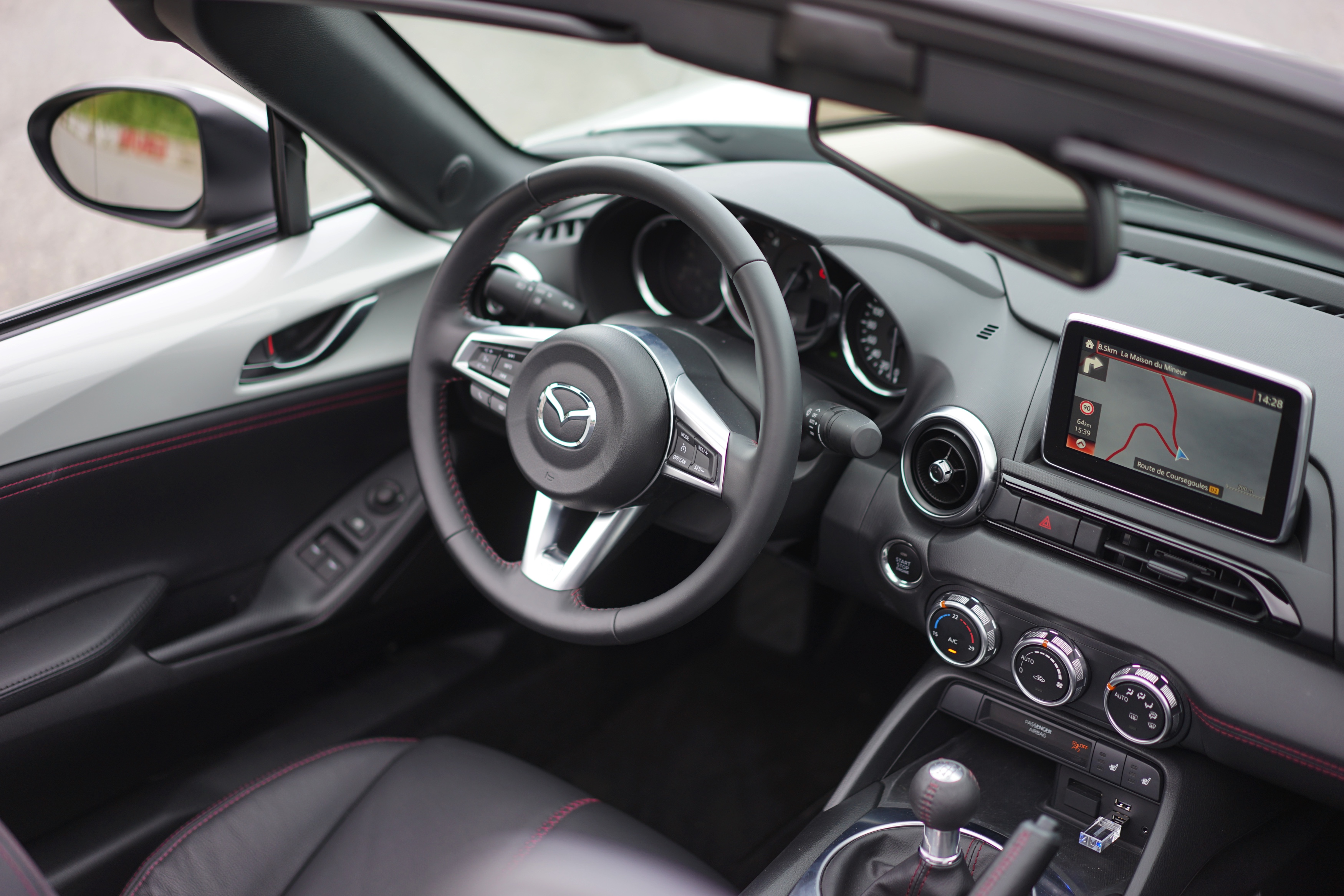 Hij is kleiner, weegt minder en is er alleen met een softtop. De nieuwe Mazda MX-5 gaat terug naar de basis. Op de wegen rond Nice mochten wij aan de slag met een preproductieversie van de MX-5.