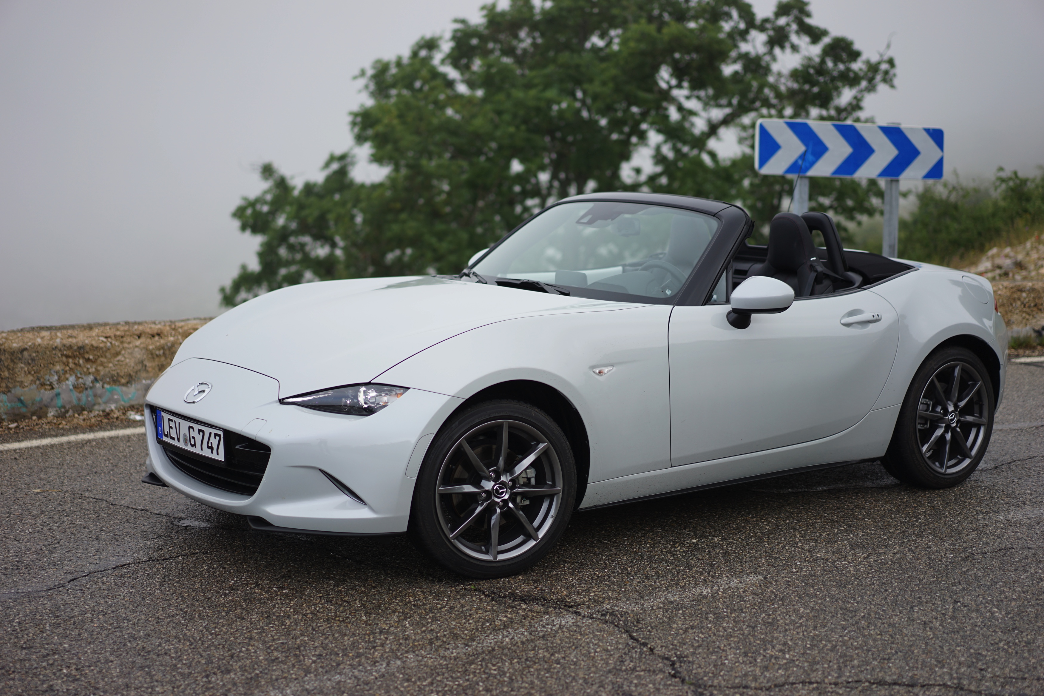 Hij is kleiner, weegt minder en is er alleen met een softtop. De nieuwe Mazda MX-5 gaat terug naar de basis. Op de wegen rond Nice mochten wij aan de slag met een preproductieversie van de MX-5.
