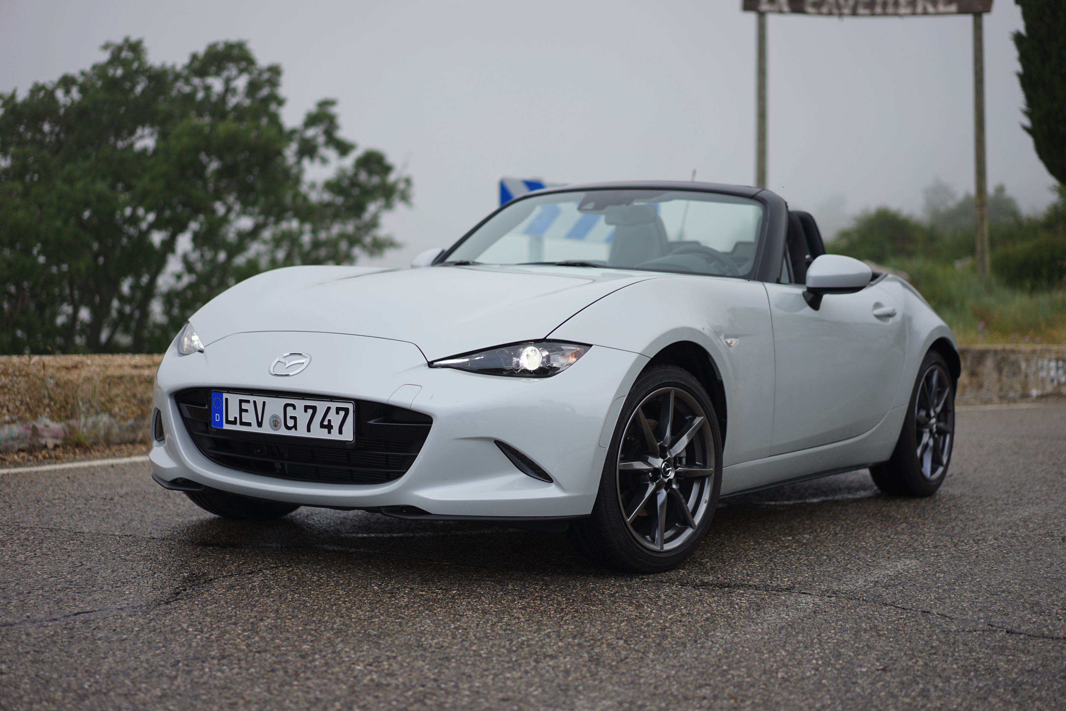 Hij is kleiner, weegt minder en is er alleen met een softtop. De nieuwe Mazda MX-5 gaat terug naar de basis. Op de wegen rond Nice mochten wij aan de slag met een preproductieversie van de MX-5.