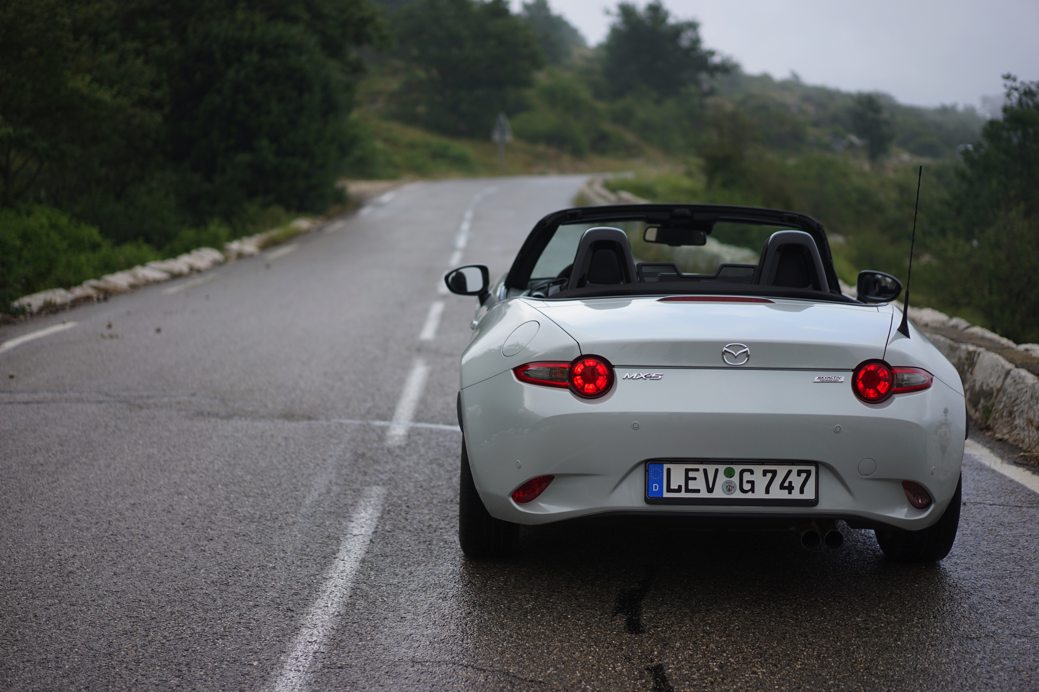 Hij is kleiner, weegt minder en is er alleen met een softtop. De nieuwe Mazda MX-5 gaat terug naar de basis. Op de wegen rond Nice mochten wij aan de slag met een preproductieversie van de MX-5.