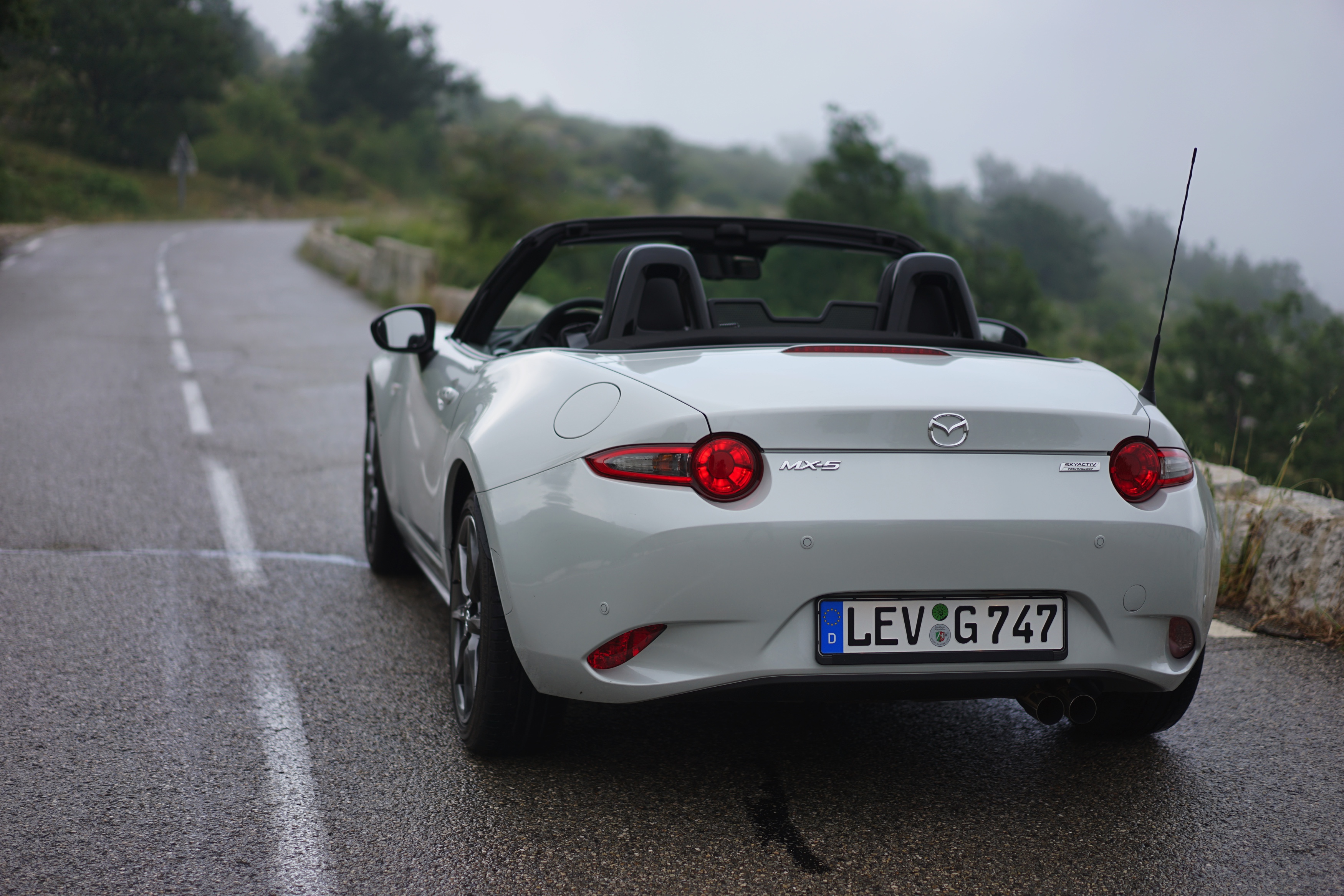Hij is kleiner, weegt minder en is er alleen met een softtop. De nieuwe Mazda MX-5 gaat terug naar de basis. Op de wegen rond Nice mochten wij aan de slag met een preproductieversie van de MX-5.