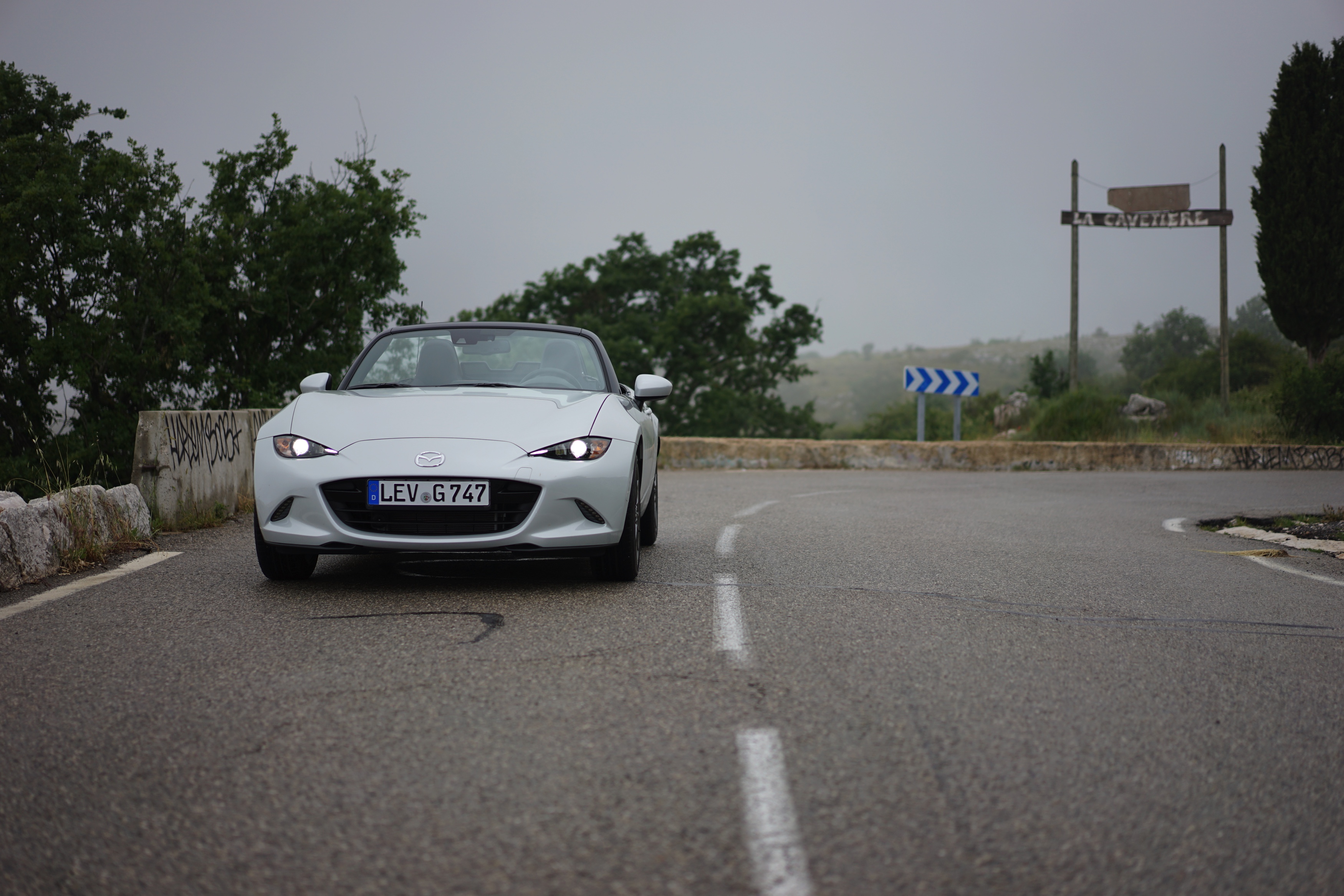 Hij is kleiner, weegt minder en is er alleen met een softtop. De nieuwe Mazda MX-5 gaat terug naar de basis. Op de wegen rond Nice mochten wij aan de slag met een preproductieversie van de MX-5.