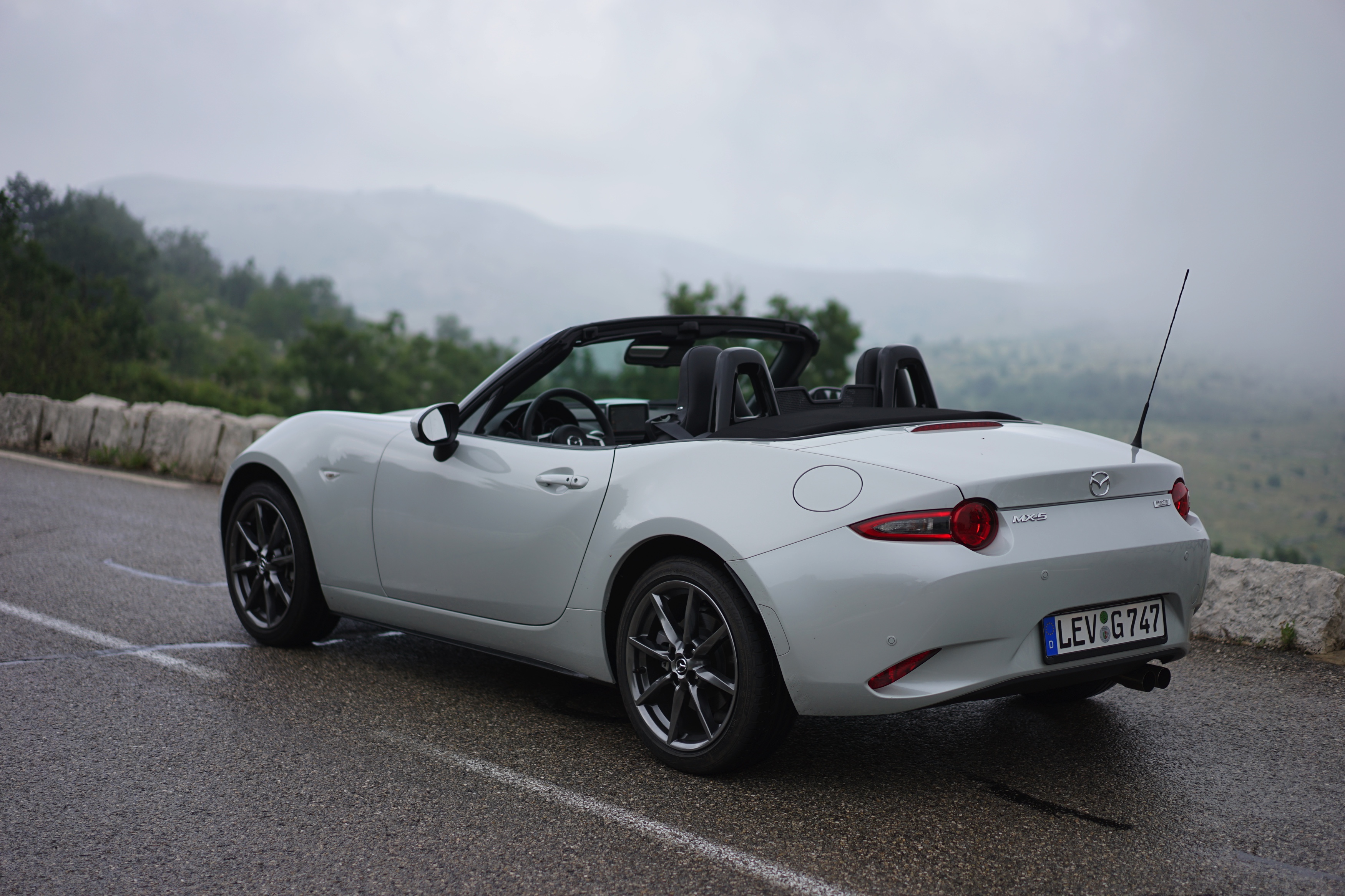 Hij is kleiner, weegt minder en is er alleen met een softtop. De nieuwe Mazda MX-5 gaat terug naar de basis. Op de wegen rond Nice mochten wij aan de slag met een preproductieversie van de MX-5.